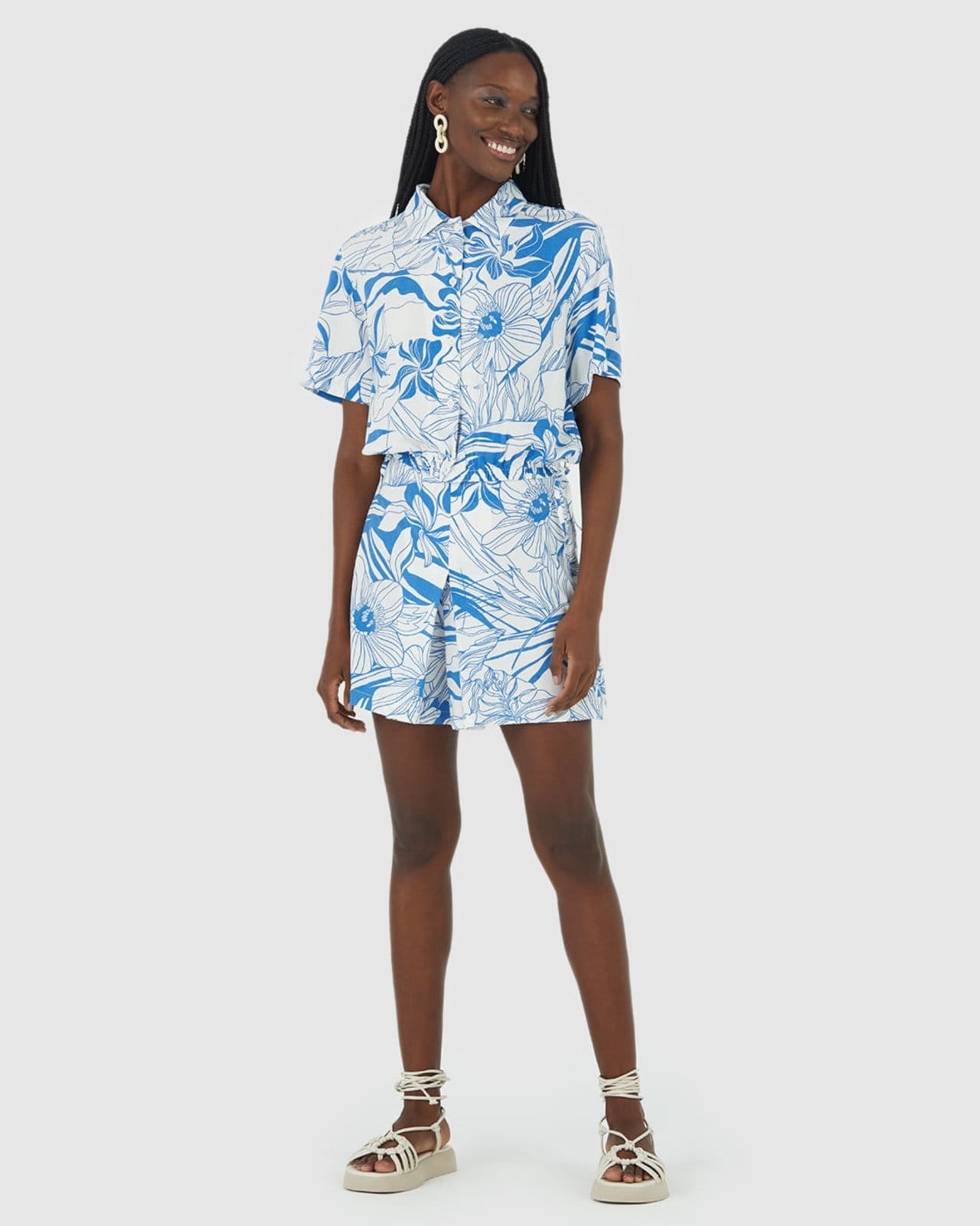 Vista 2 Shorts Feminino Floral Com Pregas Em Viscose Malwee azul