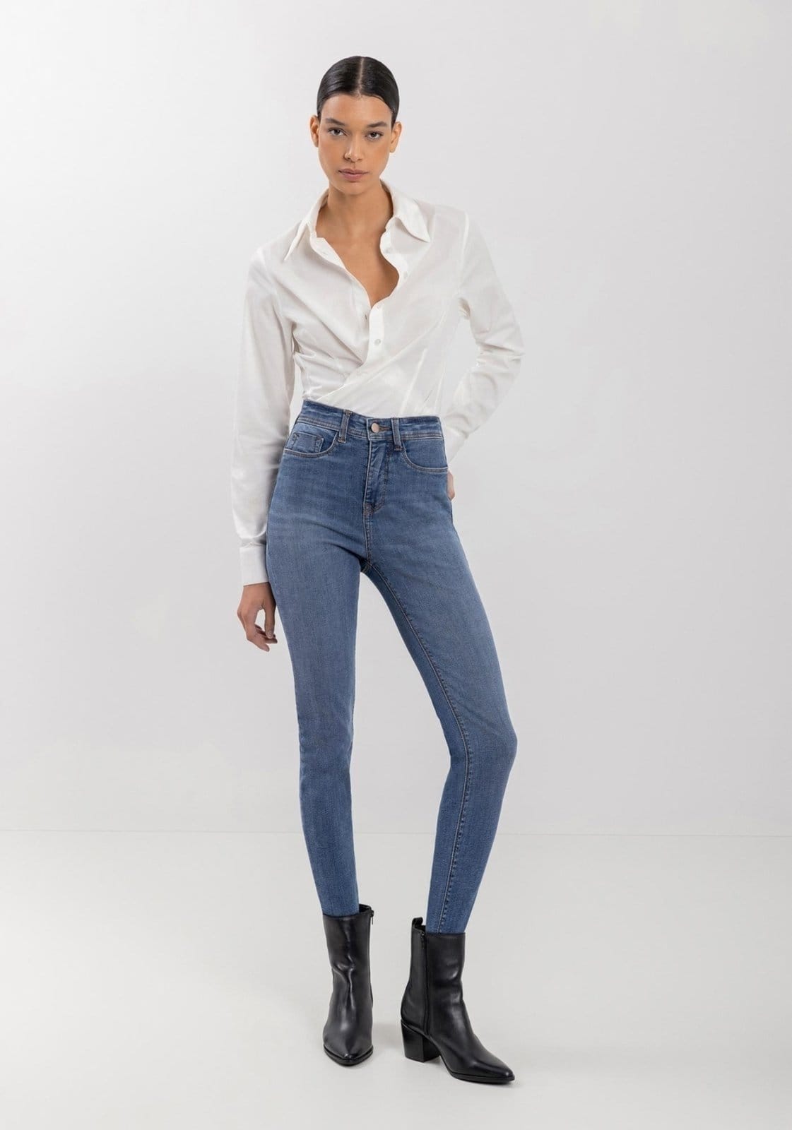 Vista principal Calça Jeans Cigarrete Com Cintura Alta E Tecnologia Shaping Lez a Lez azul