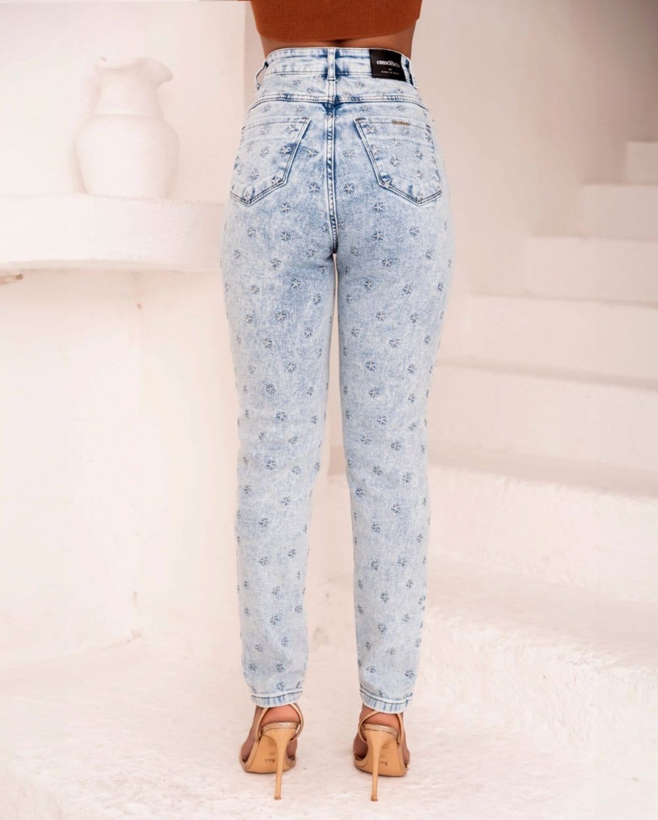 Vista 2 Calça Mom Feminina Cintura Alta Bordado Estrela 23750 Sky Consciência jeans