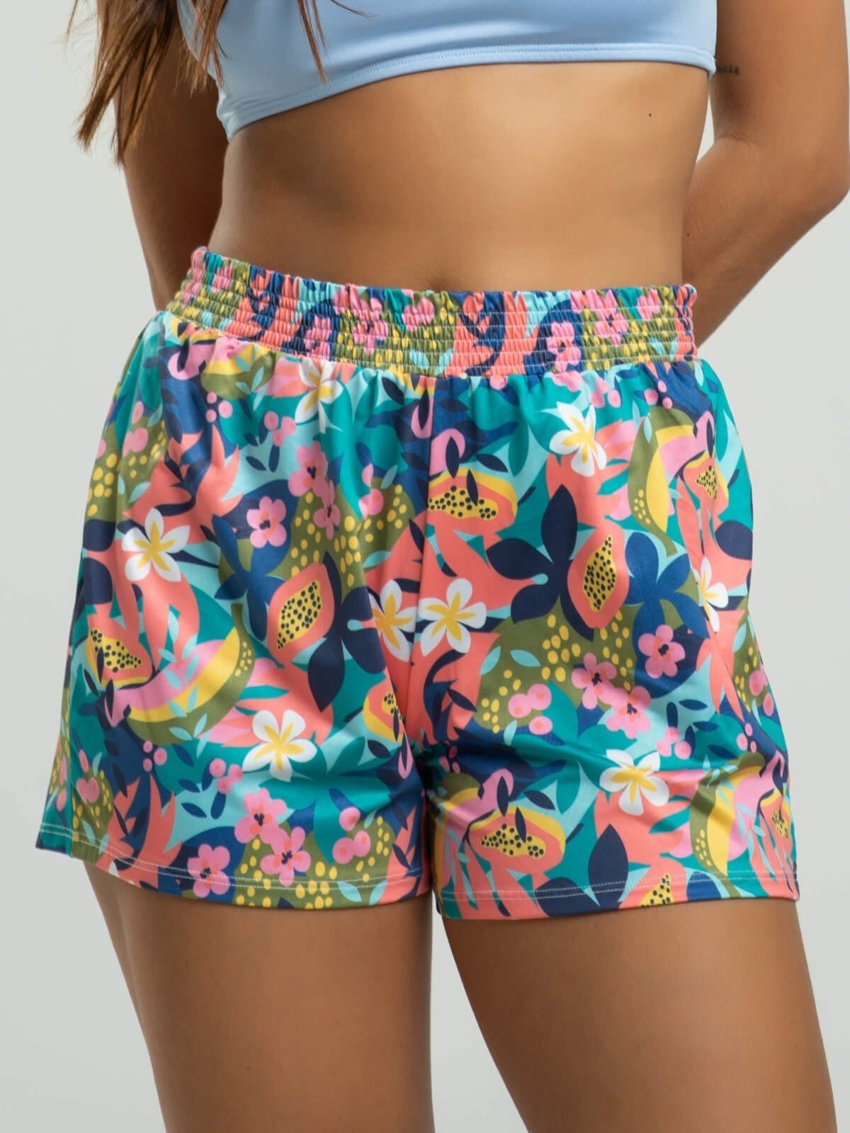Vista 2 Short Curto Feminino Proteção Uv 50+ Moda Saída de Praia Vicbela Flor Vicbela estampado/multicolorido