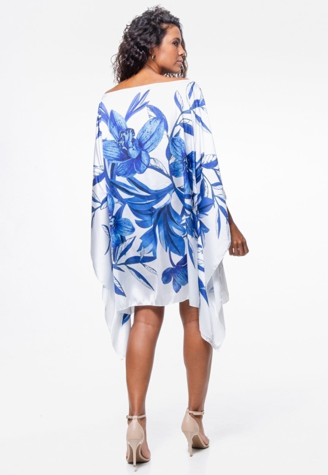 Vista 2 Vestido Kaftan Curto 101 Resort Wear Cetim Estampado EXCLUSIVO Folhagem 101 Resort Wear azul/branco azul