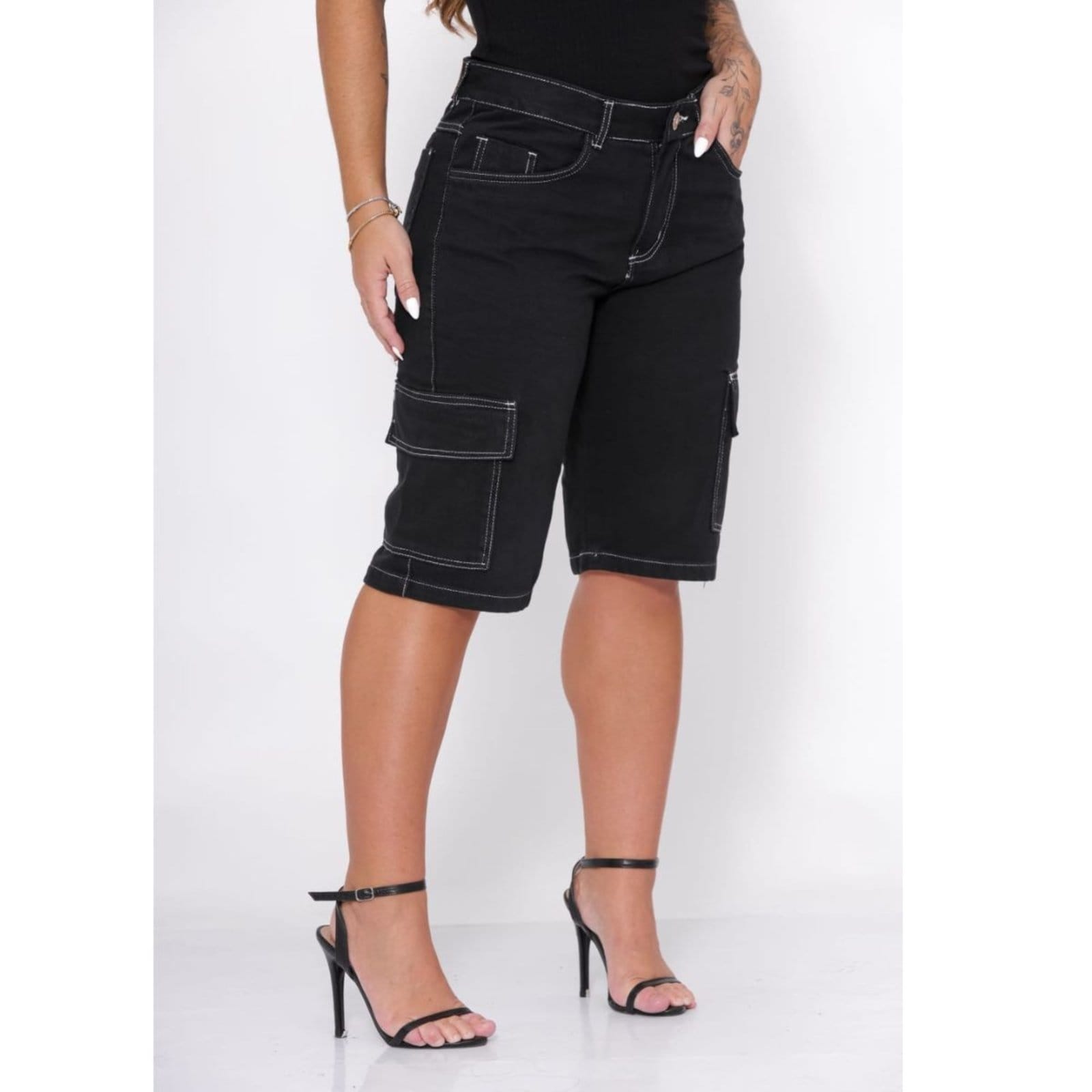 Vista principal Bermuda Feminina Jeans Loka Cargo Preta com Costura Branca Jeans Loka preto