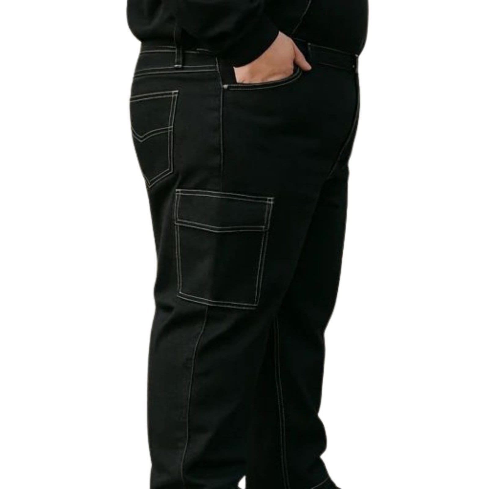 Vista 2 Calça Masculina Plus Size Cargo Preta Sarja com Linha Branca Jeans Ligth JEANS LIGHT preto