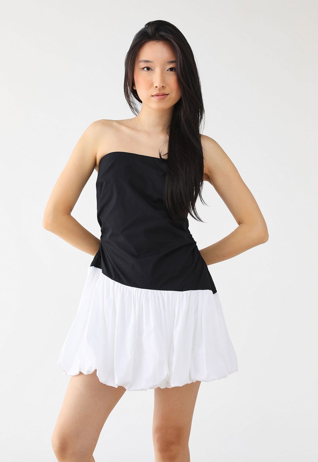 Vista principal Vestido FARM Curto Balonê Sem Alça FARM preto