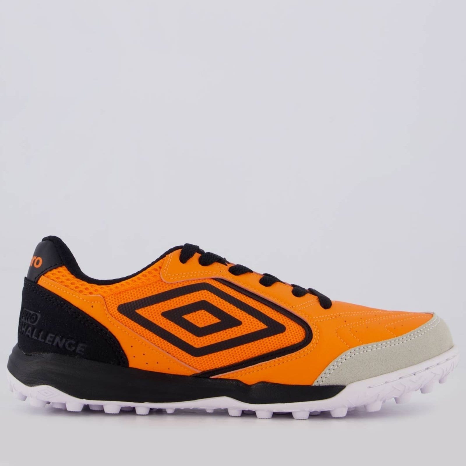 Vista principal Chuteira Umbro Pro Challenge Uptake e Preta Umbro laranja