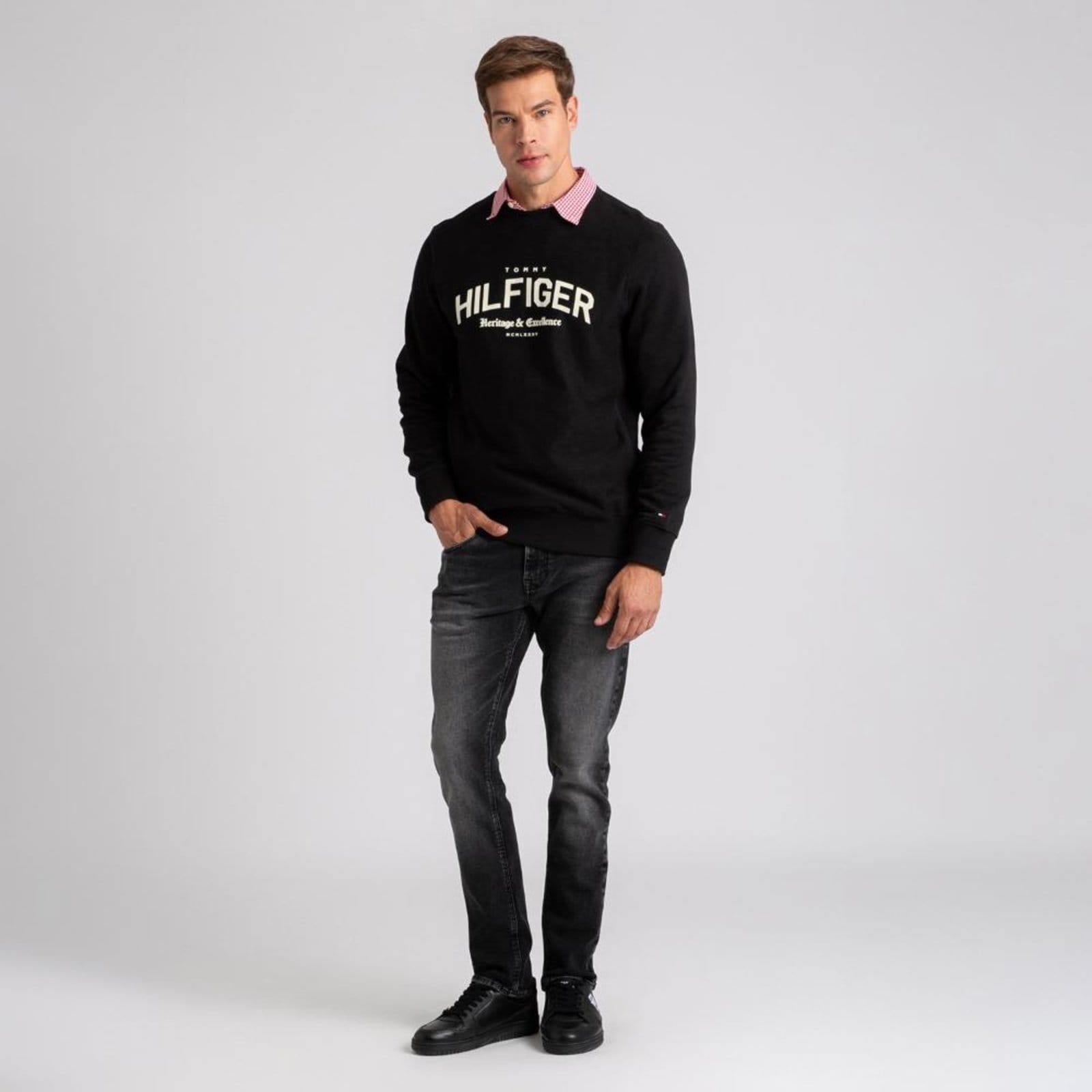 Vista 2 Moletom Logo Hilfiger Arqueado - EEG Tommy Hilfiger preto