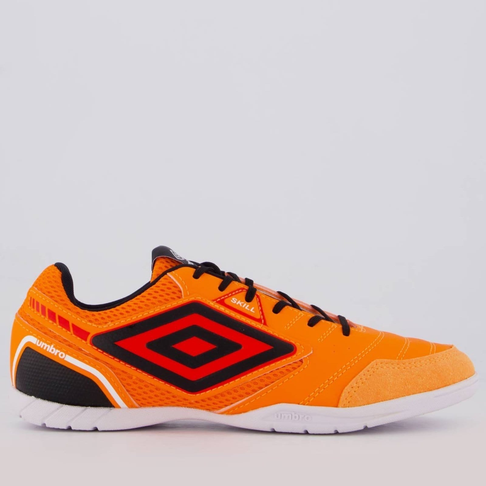 Vista principal Chuteira Umbro Skill Futsal e Preta Umbro laranja
