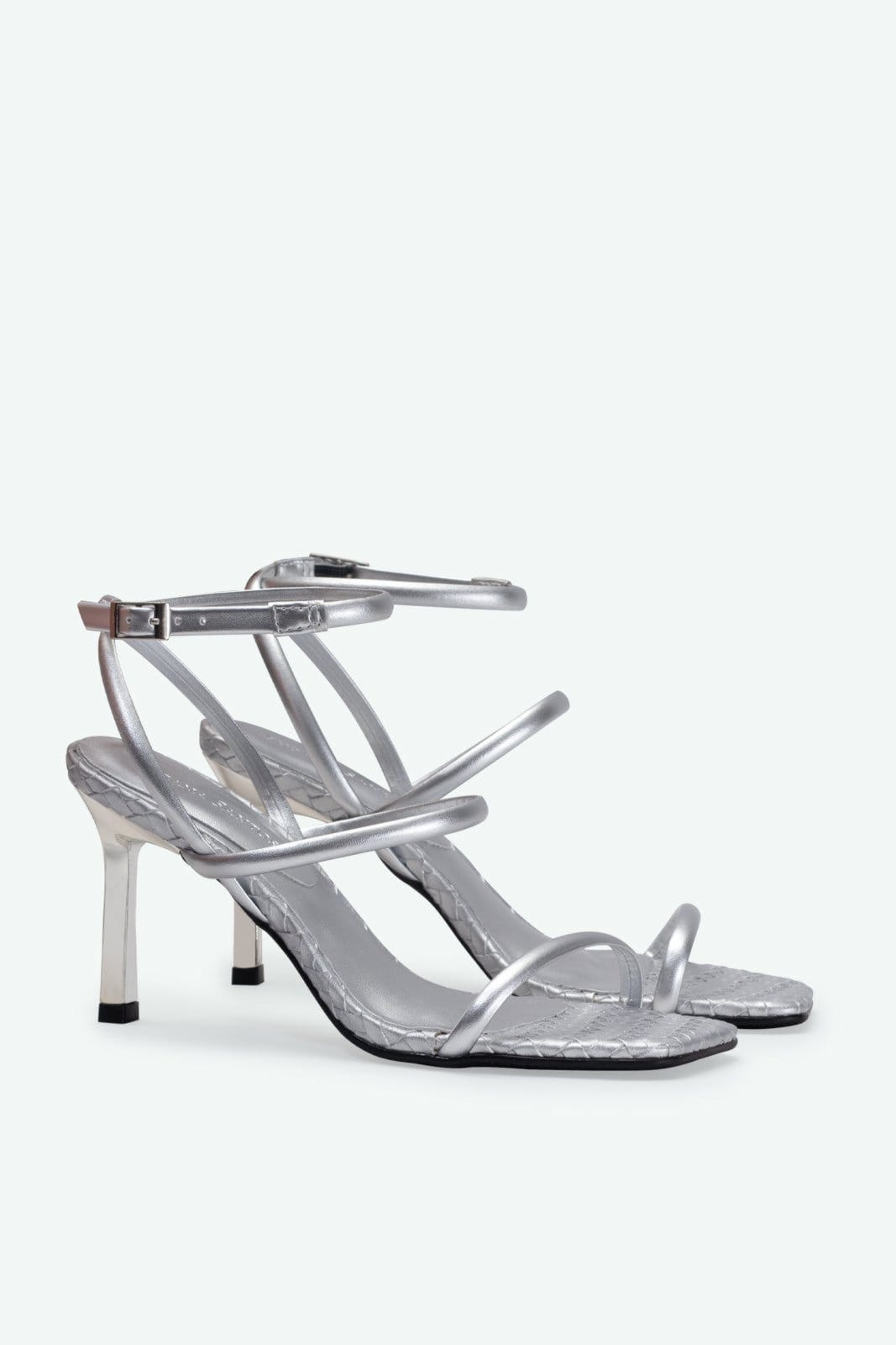 Vista 2 Sandália Leticia Suzana Santos prata