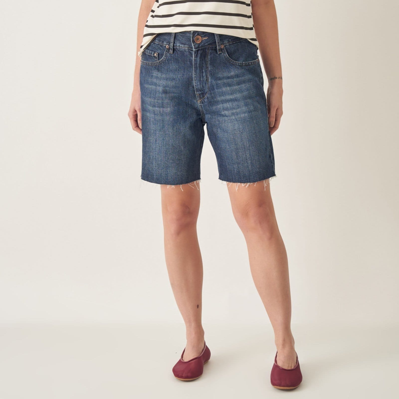 Vista principal Bermuda Jeans Cintura Alta com Barra Desfeita Bloom azul marinho