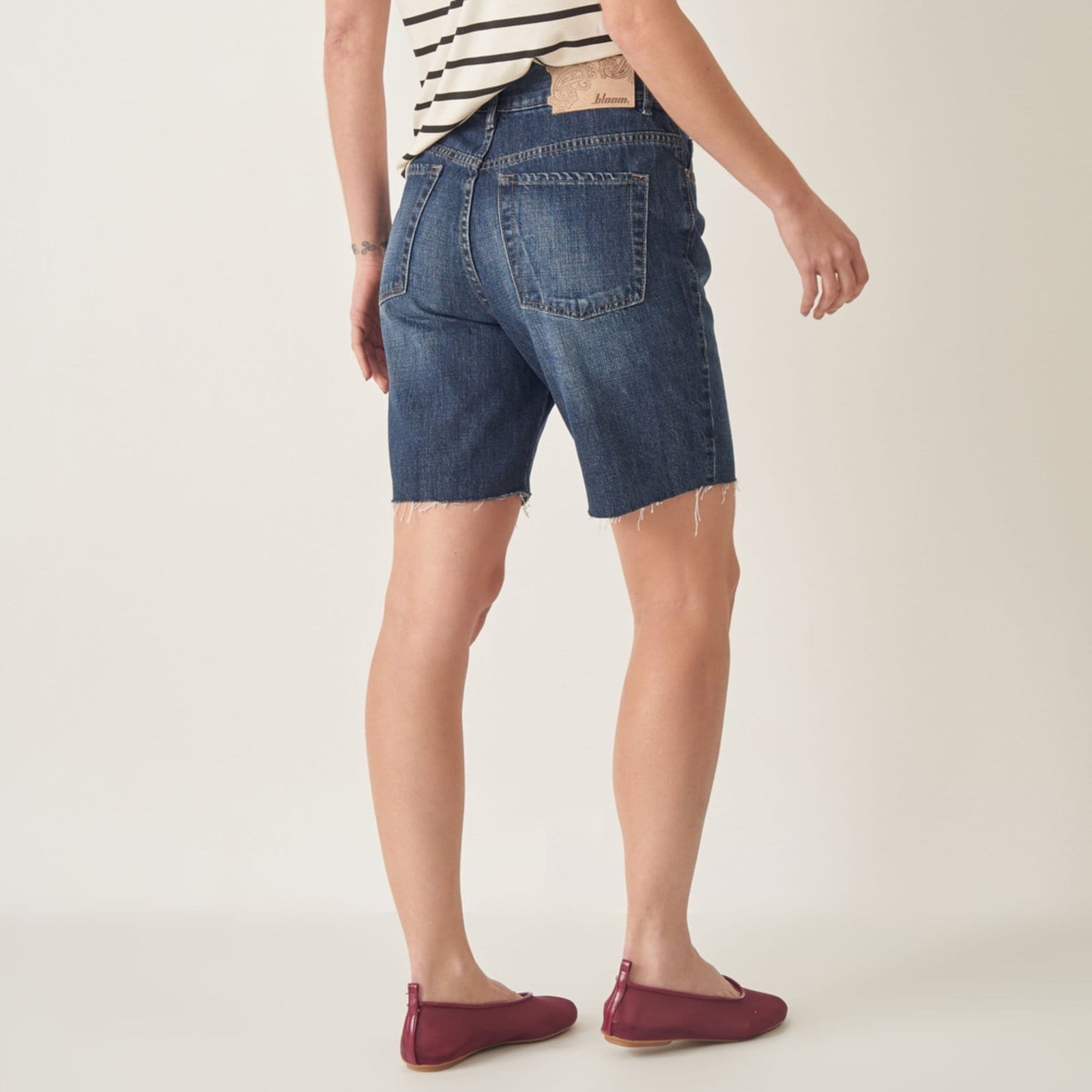 Vista 2 Bermuda Jeans Cintura Alta com Barra Desfeita Bloom azul marinho