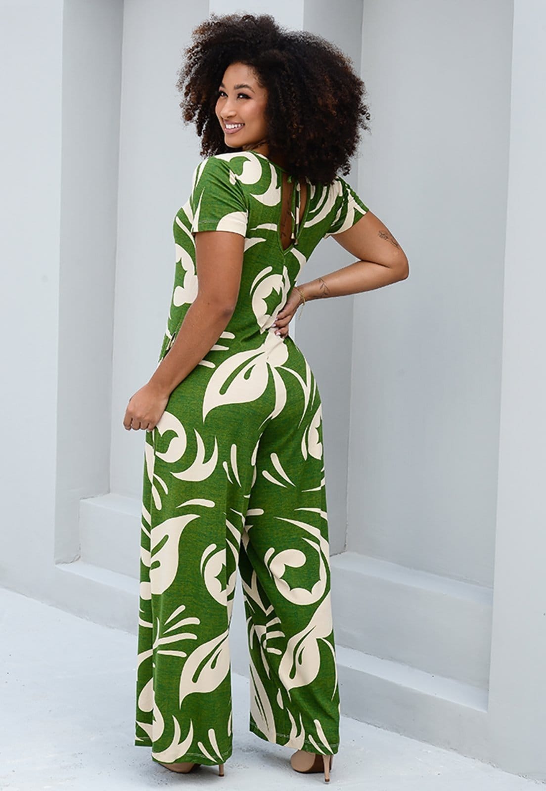 Vista 2 Macacão Pantalona M/C Bolsos B’Bonnie Esther Estampa Verde Escuro BBonnie estampado/verde verde