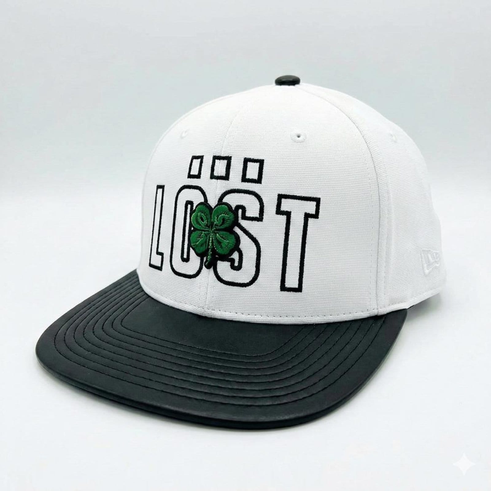 Vista principal Boné Lost Aba Reta Strapback Fitão Lost Good Luck S26 Lost branco