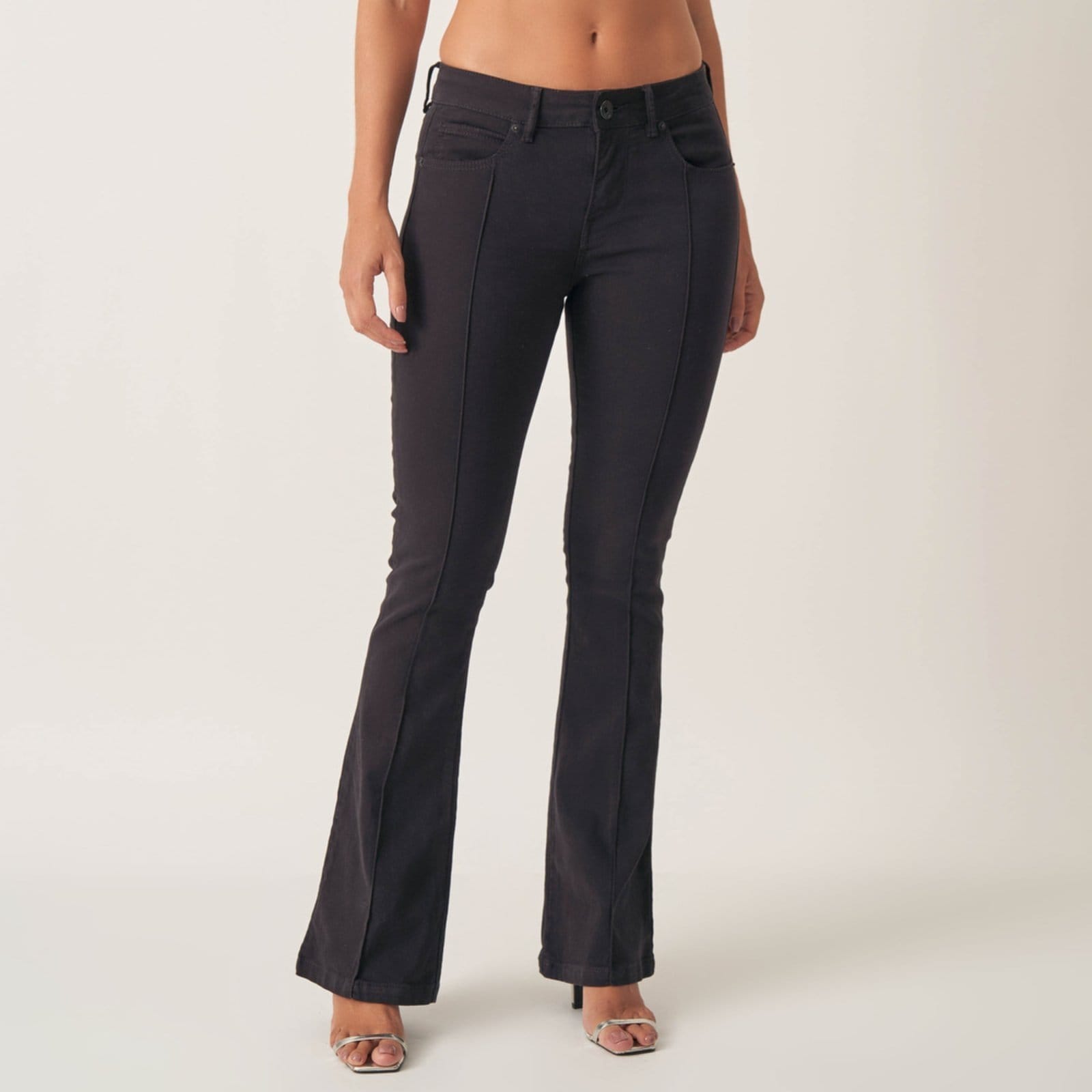 Calça Jeans Confort Flare Cintura Média Nervura