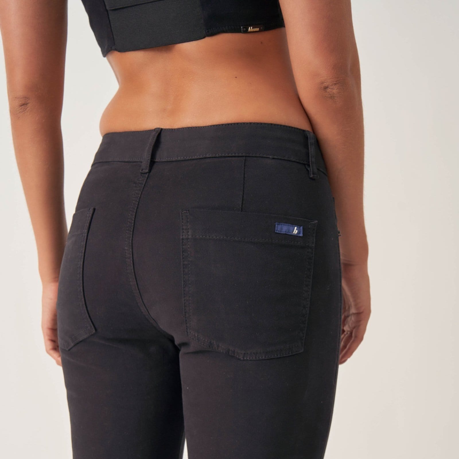 Vista 2 Calça Jeans Confort Flare Cintura Média Nervura Bloom preto