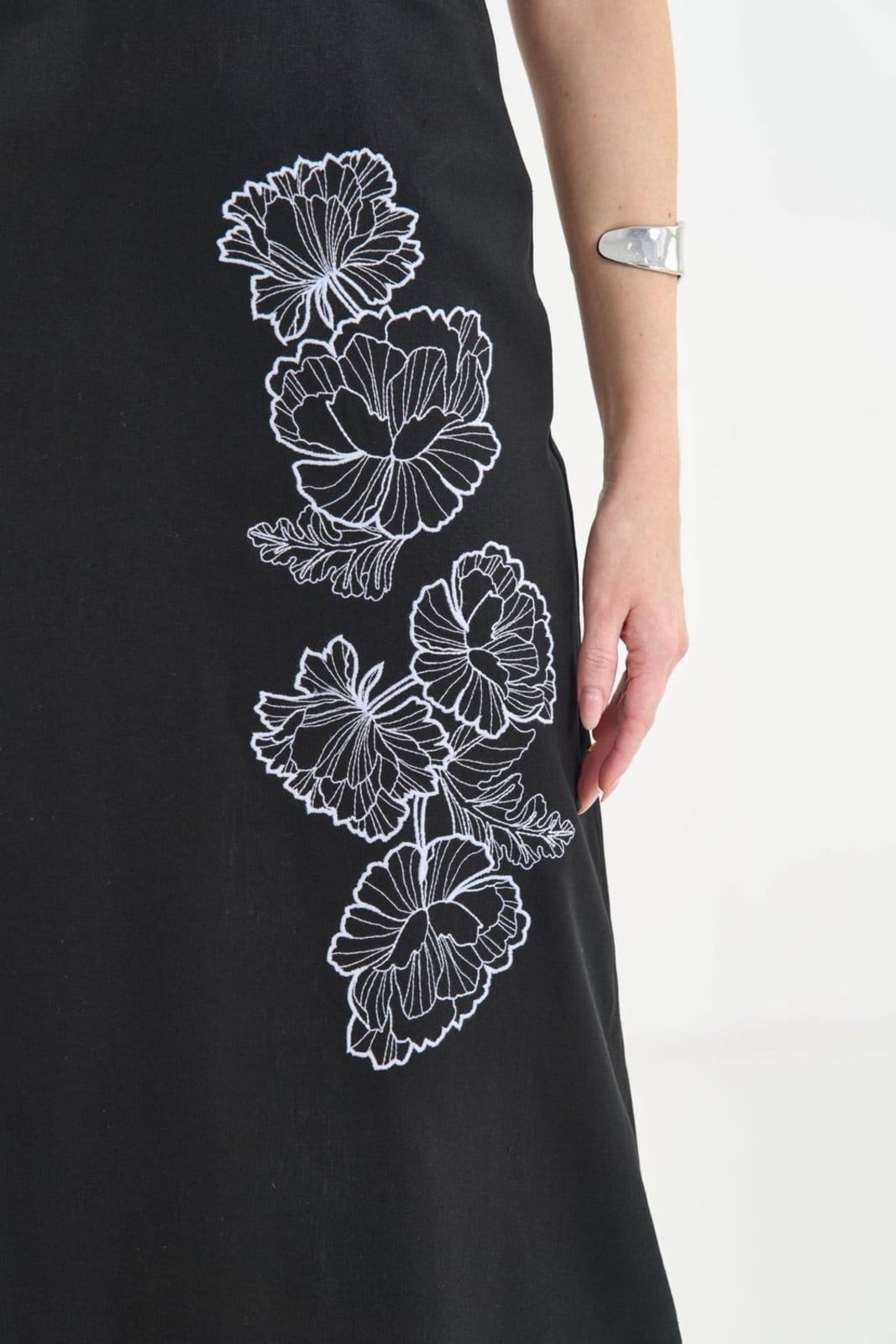 Vista 2 Vestido Longo Linho Bordado Rosas ACT FEMININO preto