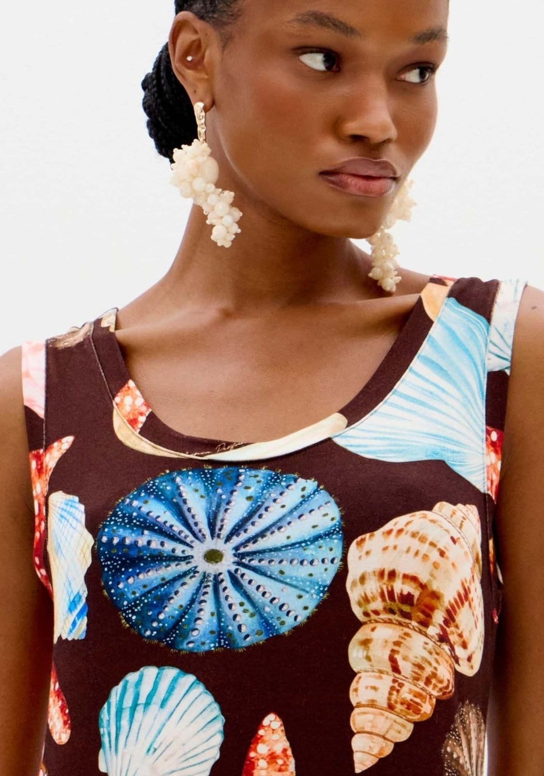 Vista 2 Vestido Super Midi Estampado Com Fenda Lança Perfume marrom