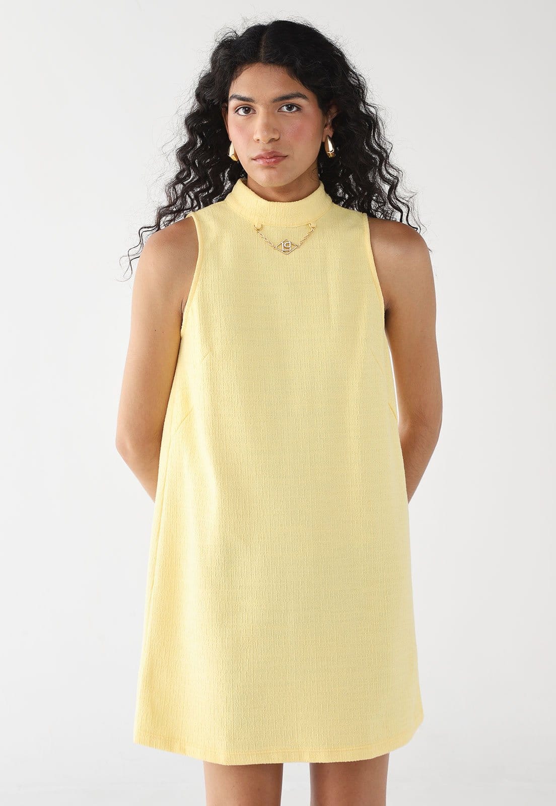 Vista principal Vestido Feminino Lança Perfume Gola Alta Lança Perfume amarelo