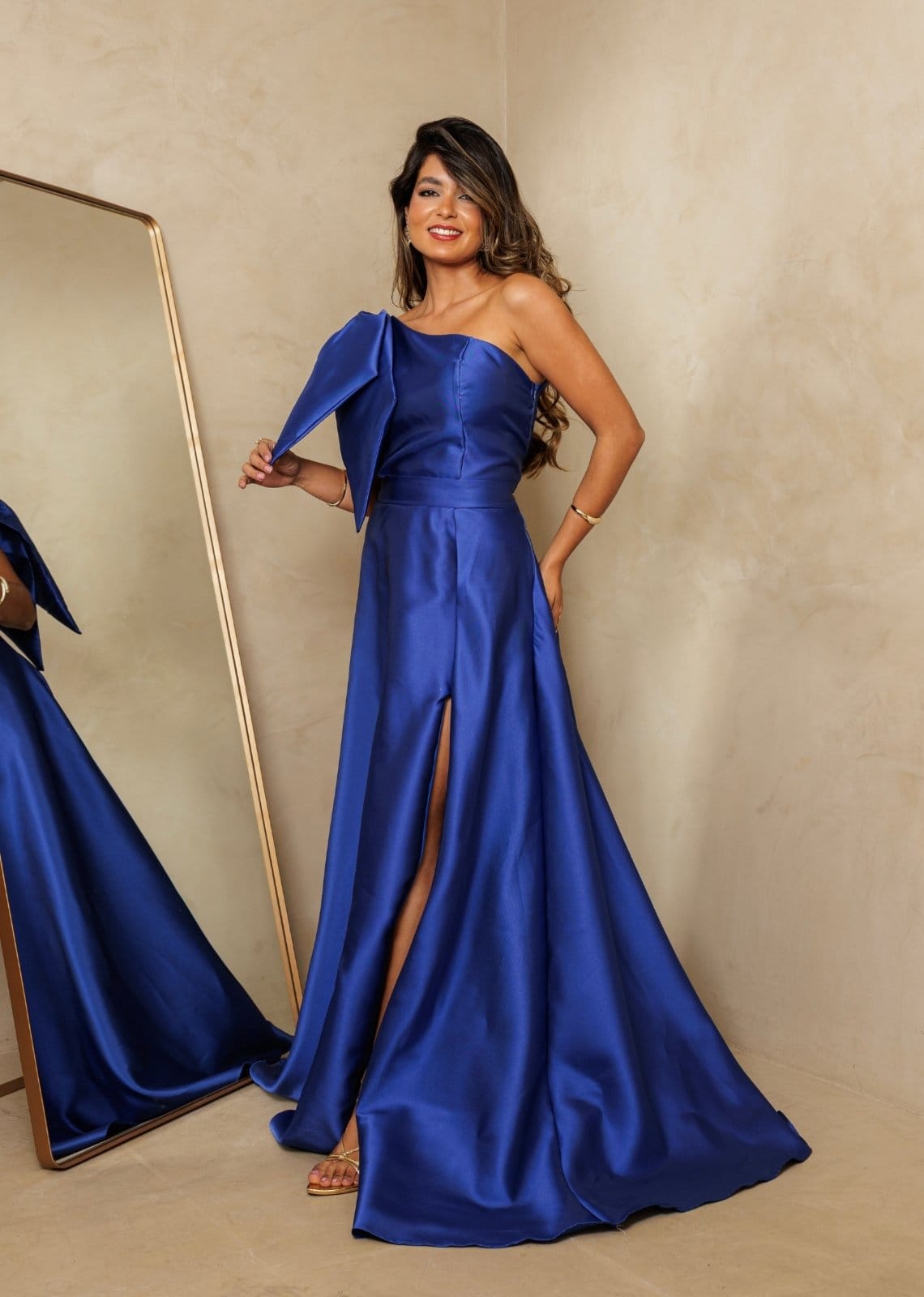 Vista principal Vestido Longo de Festa Madrinhas um Ombro Máxi Laço com Fenda Acetinado Jejy Royal Cia do Vestido azul