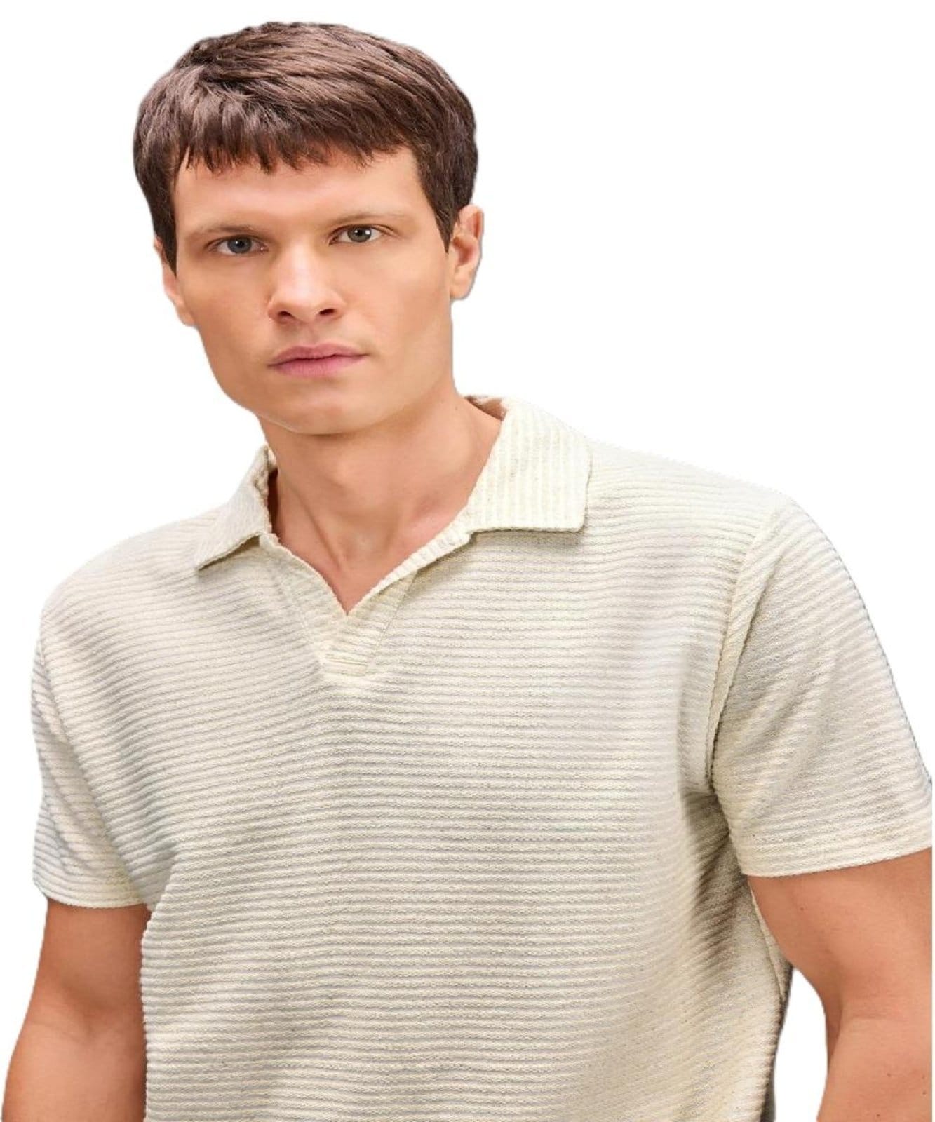 Vista 2 Polo Bata Listrado Oliveiras Reserva off-white