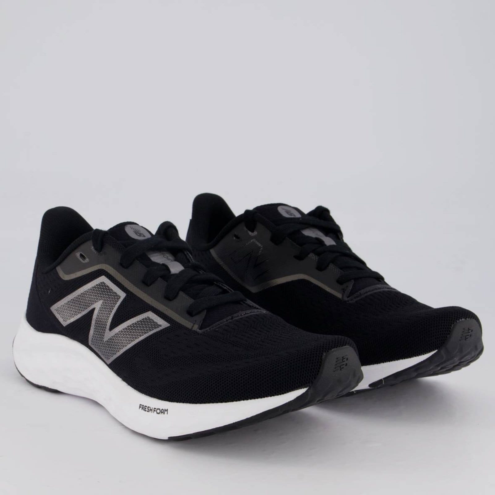 Vista 2 Tênis New Balance Fresh Foam Arishi V4 e Prata New Balance preto