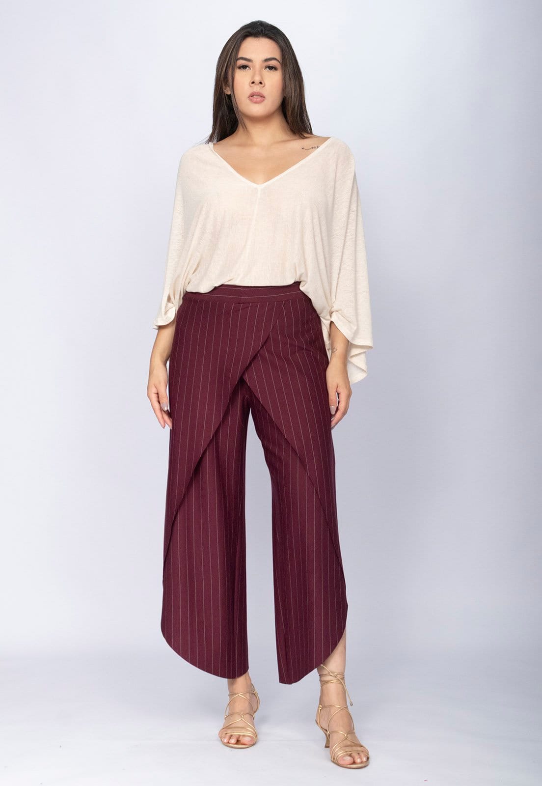 Vista 2 Calça Amazonia Vital Pantacourt Garatéa Transpassada Risca de Giz Açaí Amazonia Vital vinho