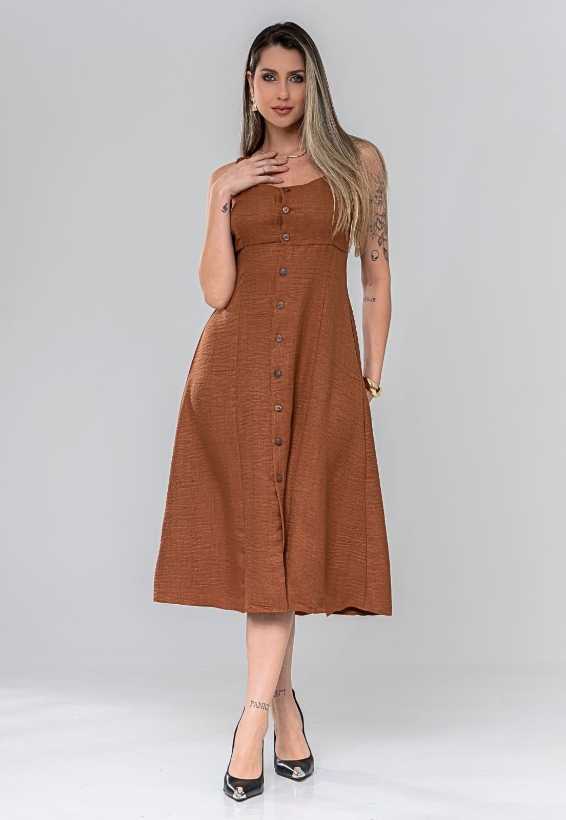 Vista principal Vestido Mid Regata Fechamento Com Botões Frontais Moda Verão Casual Amarração Ajuste Confortável Docce Mulher marrom