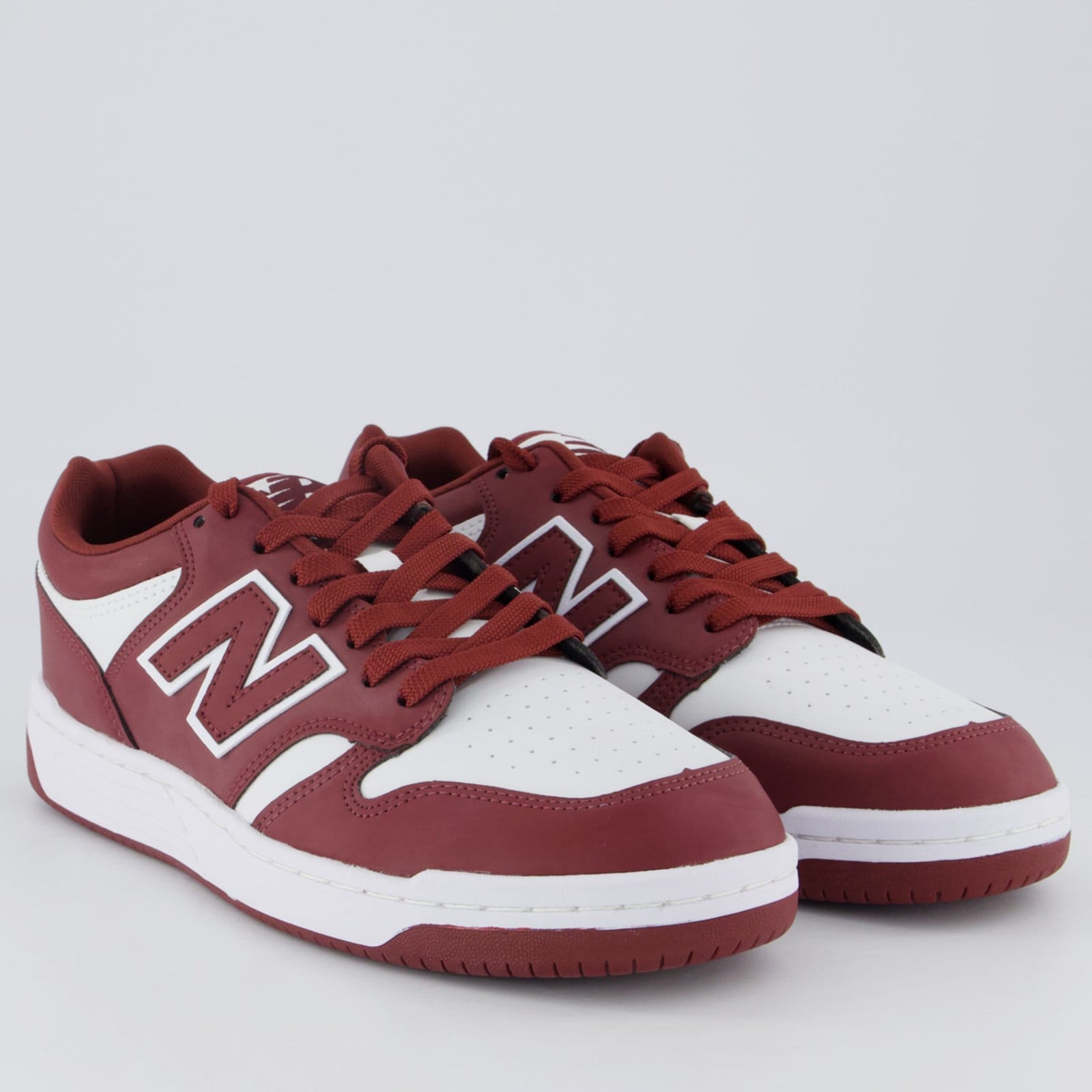 Vista 2 Tênis New Balance 480 Low Vinho e Branco New Balance vermelho