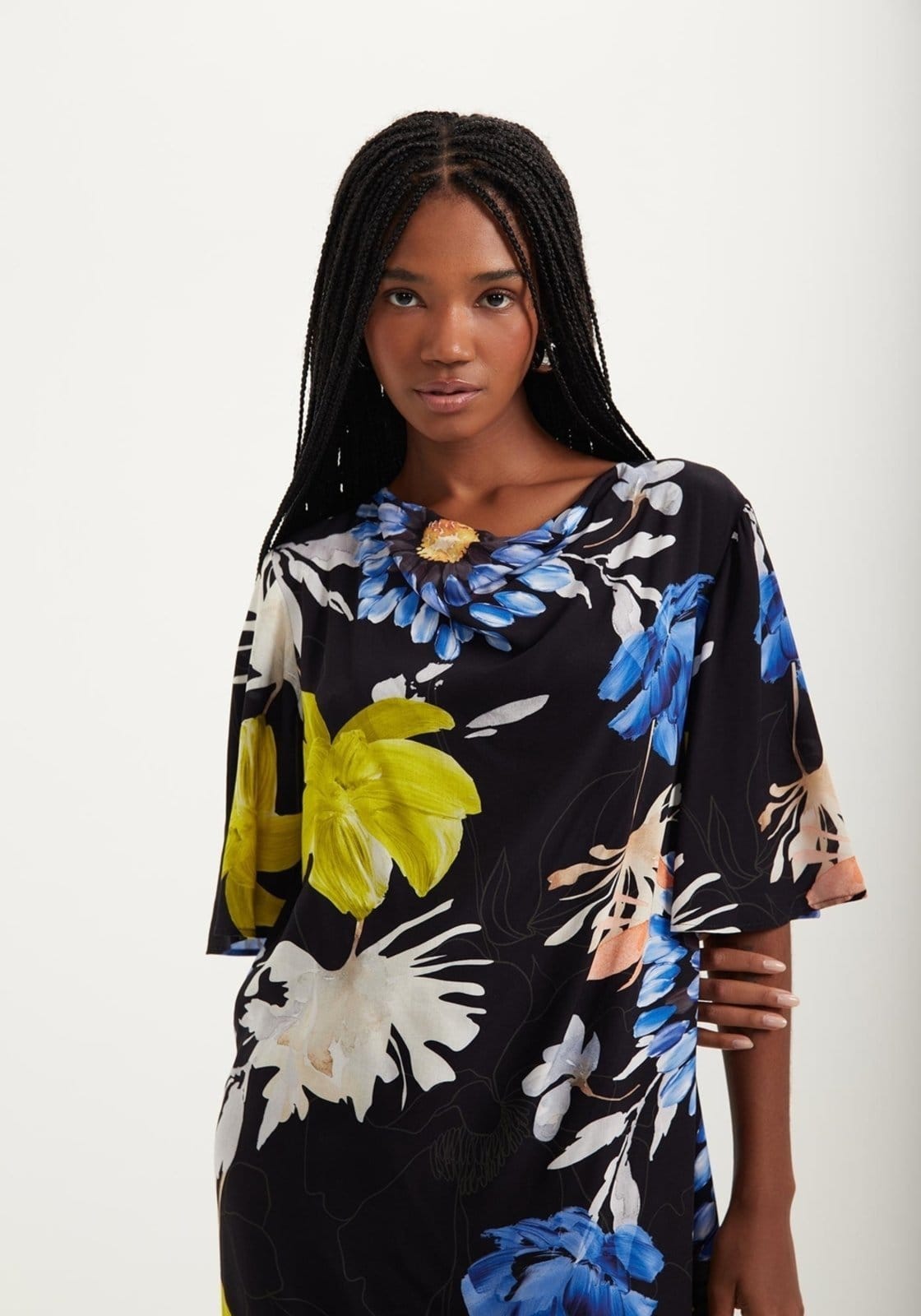 Vista principal Vestido Curto Estampado Com Decote Degagê E Manga Godê Lez a Lez preto