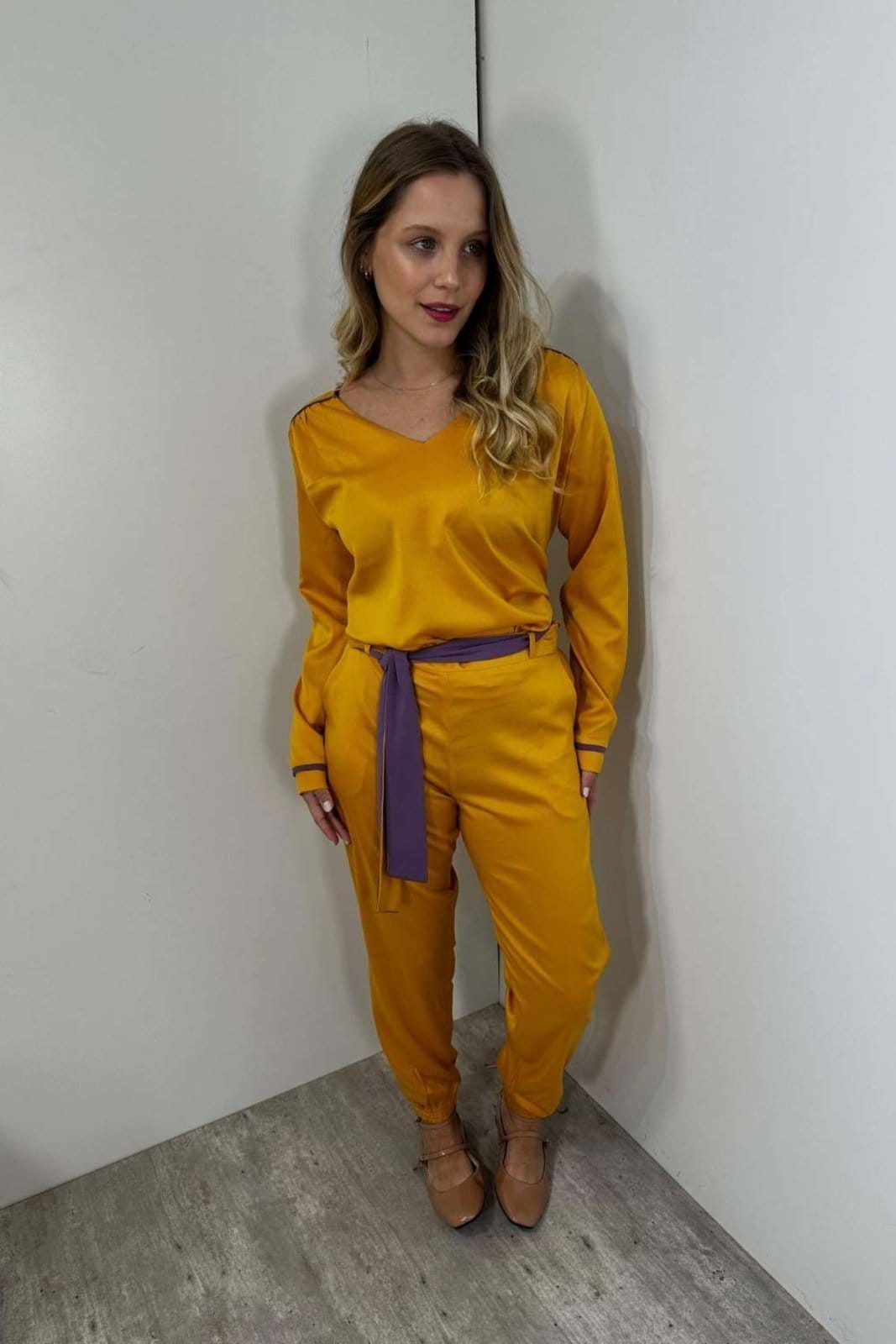 Vista 2 Calça Vanibele Jogger Mostarda Vanibele amarelo