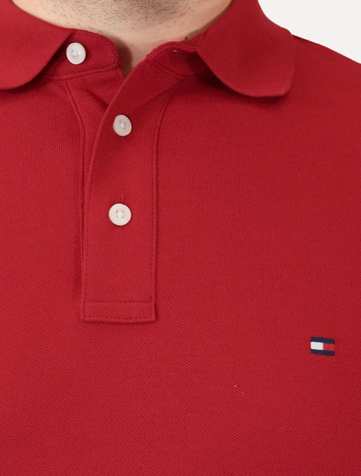 Vista 2 Polo Tommy Hilfiger Masculina Slim Piquet 1985 Light Button Vermelha Tommy Hilfiger vermelho