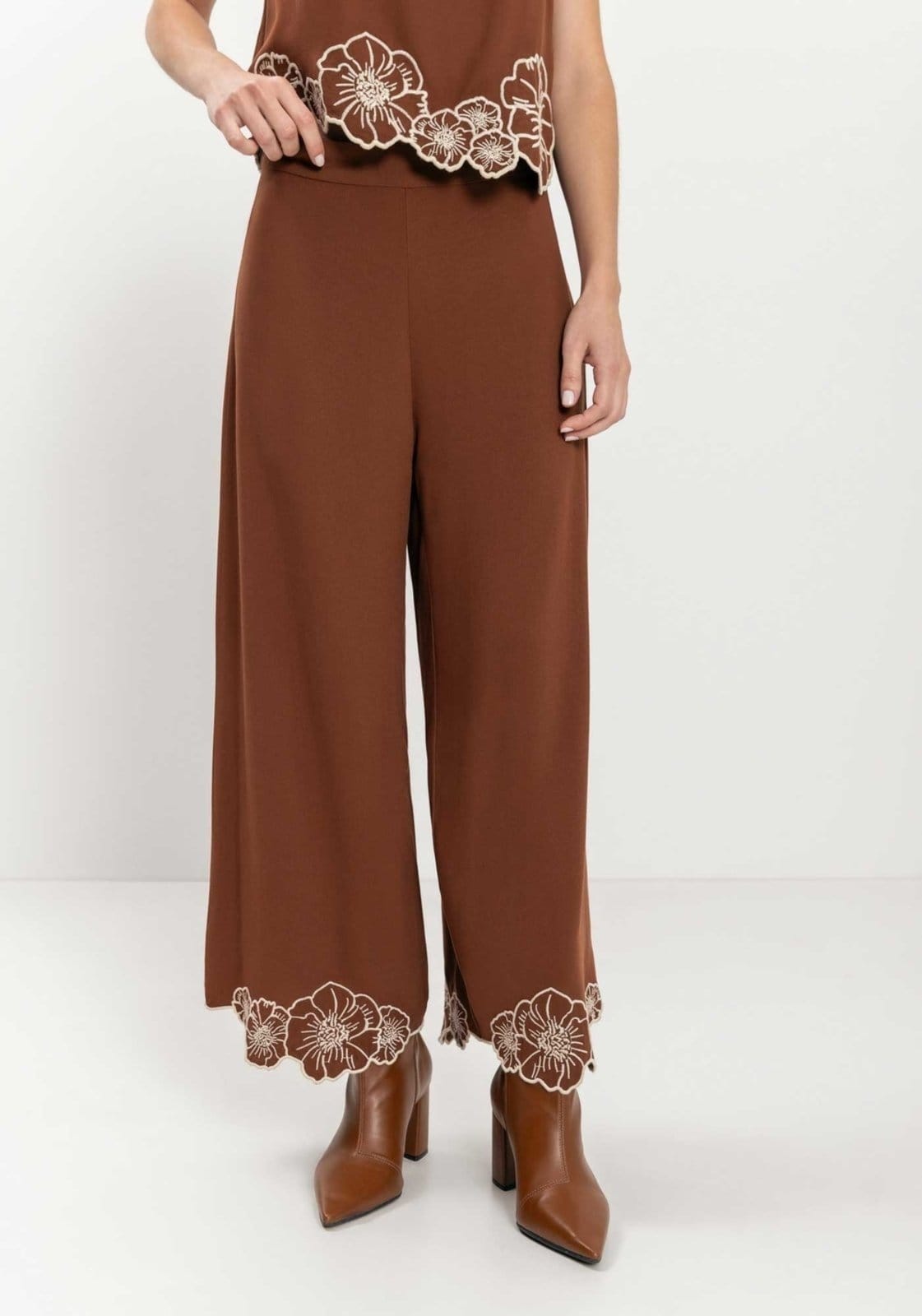 Vista 2 Calça Pantacourt De Cintura Alta Com Bordado Na Barra Lez a Lez marrom