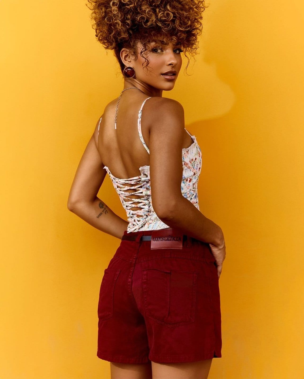 Vista 2 Shorts Mom Cós Revel e Cinto P.U 24389 Consciência vinho