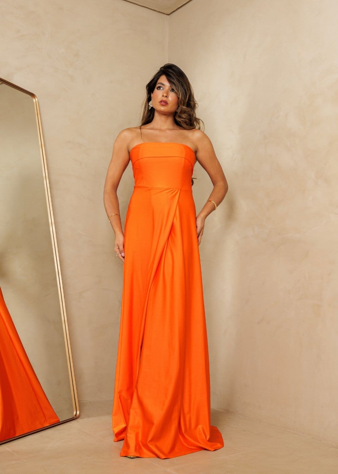 Vista 2 Vestido Longo de Festa Madrinhas Tomara que Caia Acetinado com Fenda Pepile Cia do Vestido Cia do Vestido laranja coral