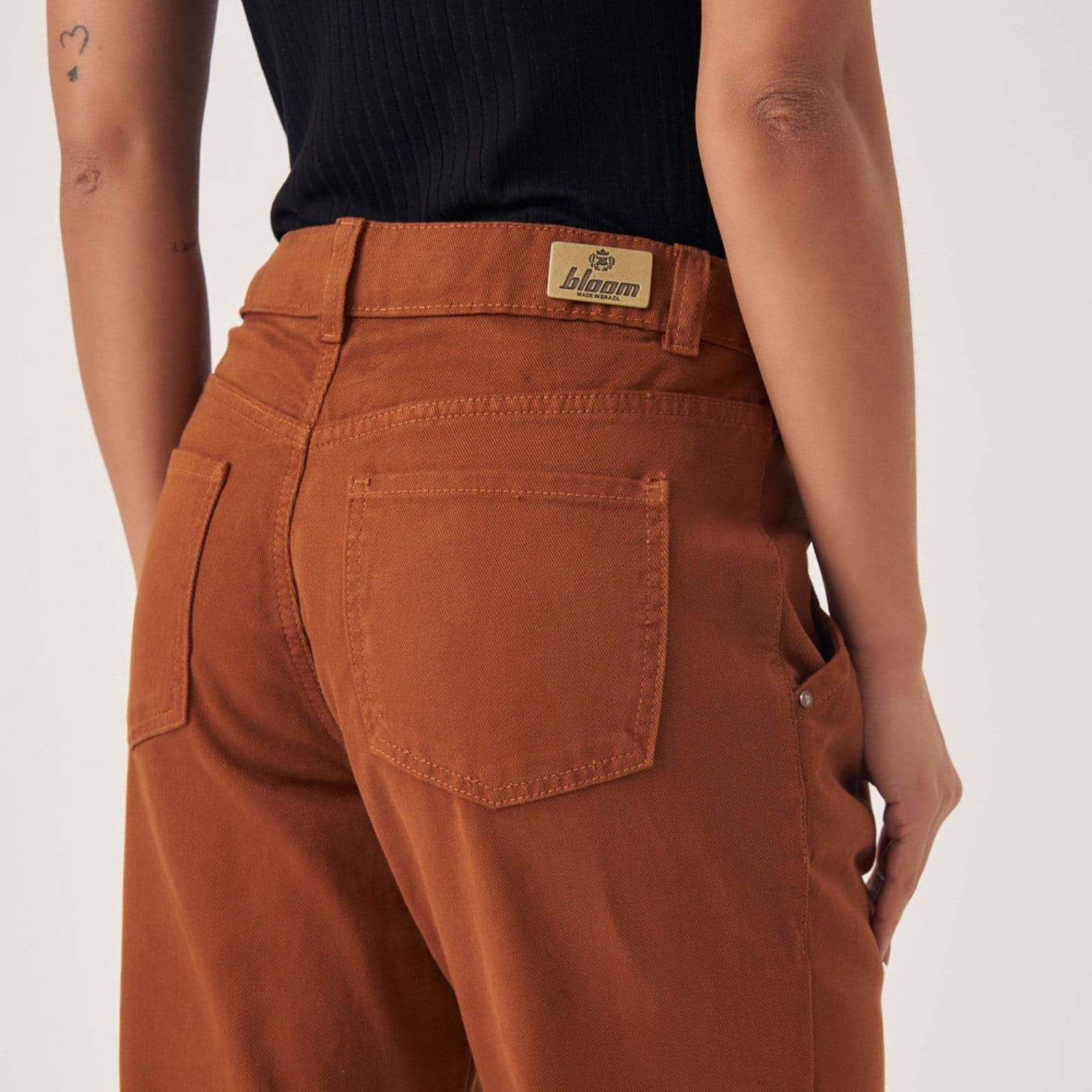 Vista 2 Calça Jeans Color Mom Cintura Alta e Pregas Terroso Bloom marrom