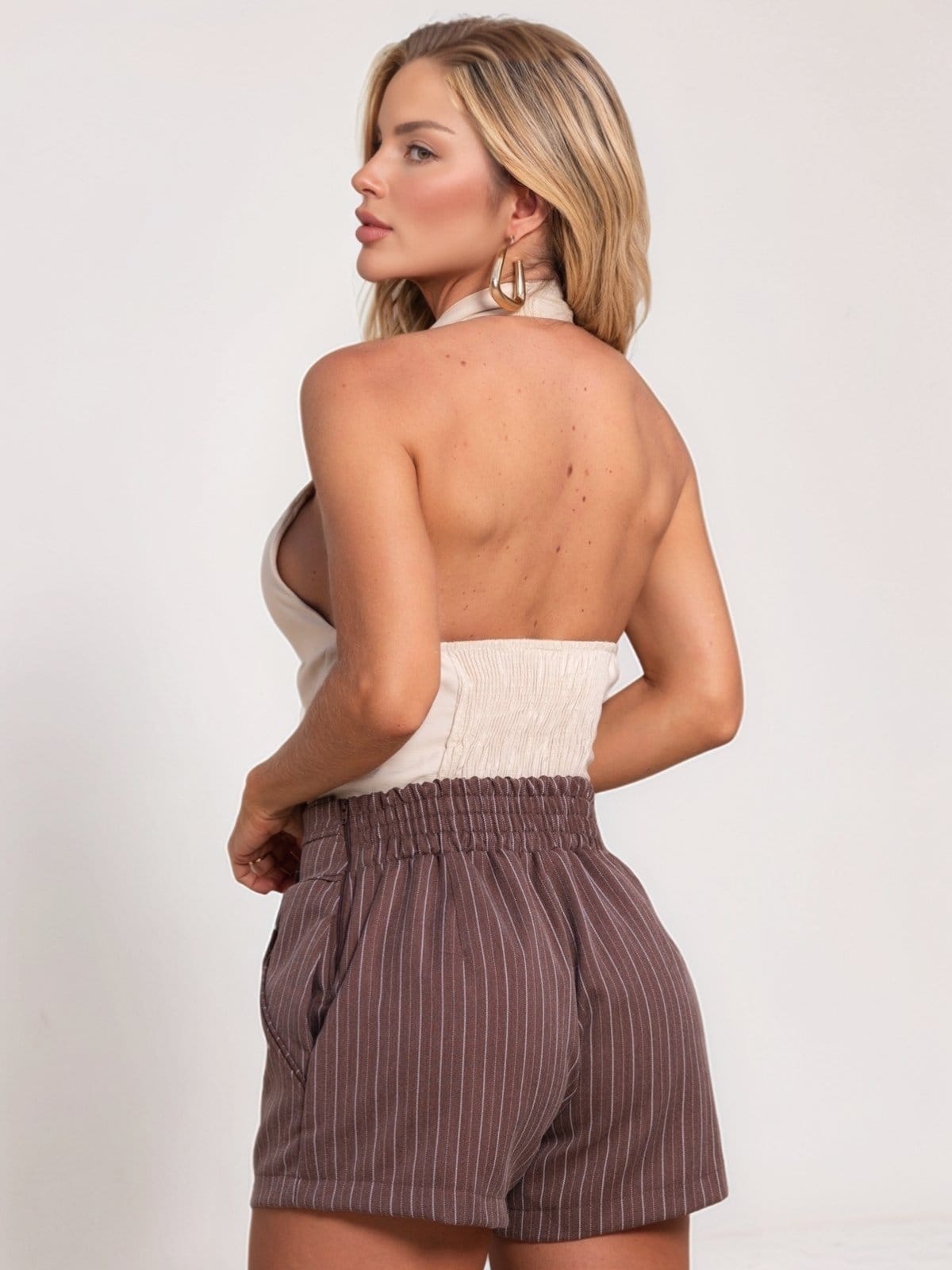 Vista 2 Conjunto Feminino Divina Gata Cropped Frente Única e Shorts Listrado Fio Tinto Escuro DIVINA GATA marrom