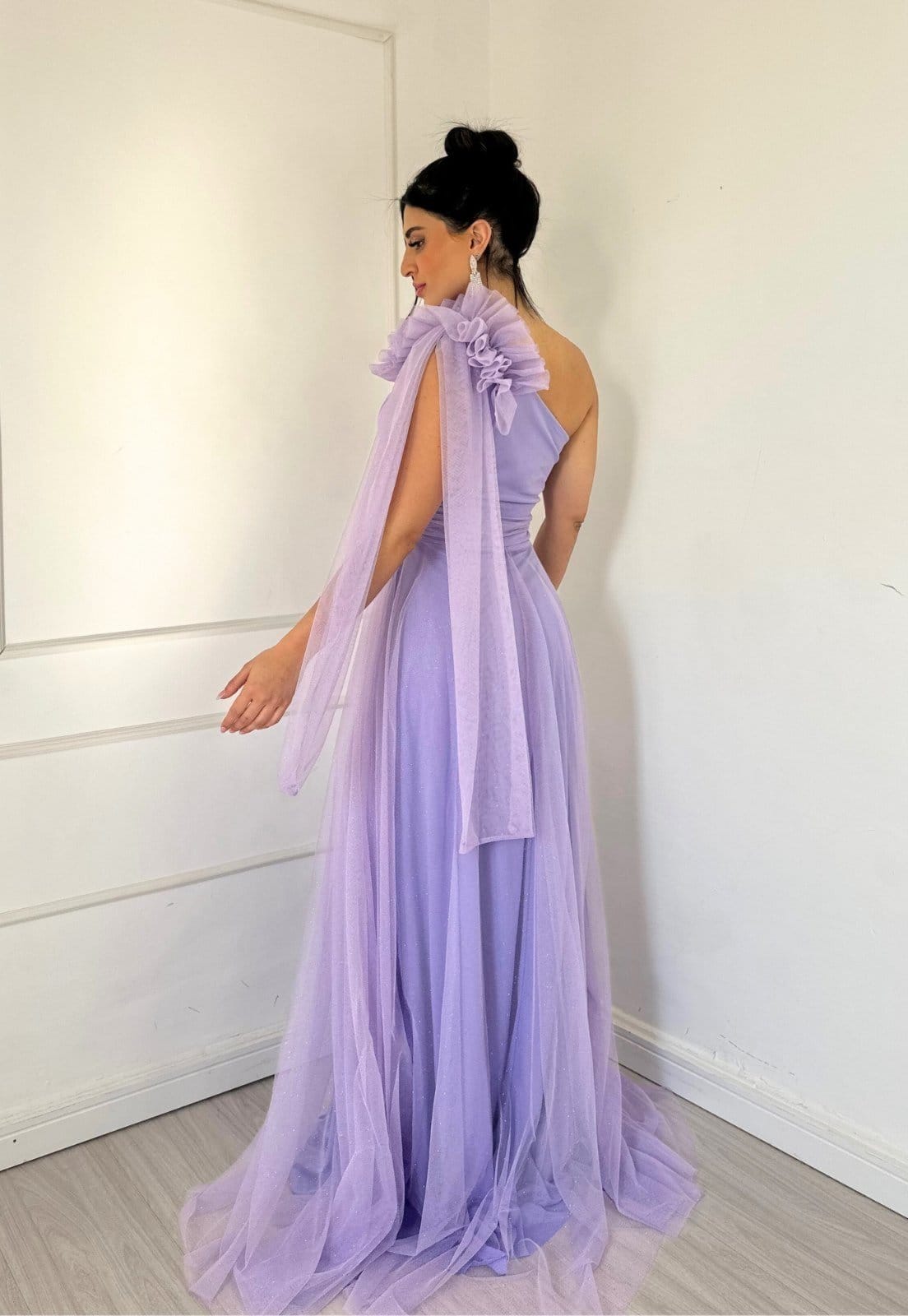 Vestido Longo de Festa um Ombro com Detalhe de Mangas Soltas Ligiane Lavanda Lilás - 2