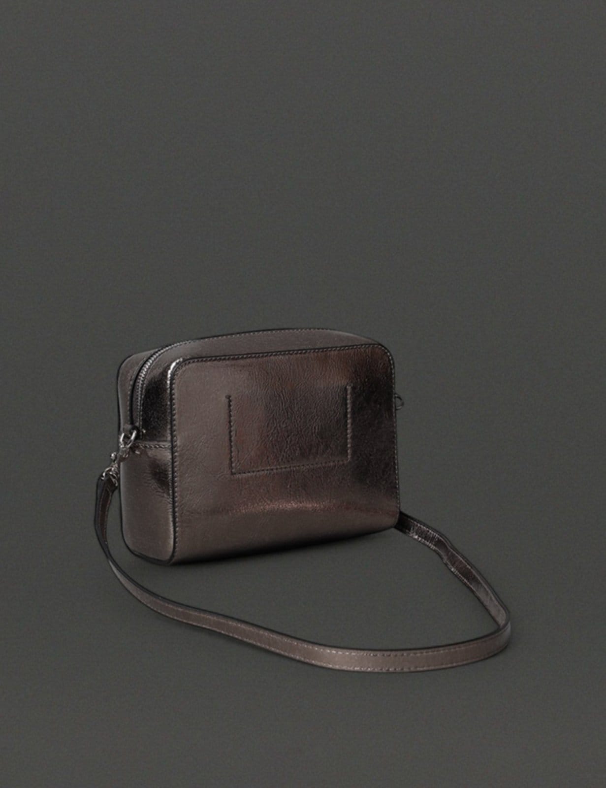 Vista 2 Bolsa Feminina Câmera Bag Metálica Calvin Klein Jeans - Grafite Calvin Klein Jeans cinza