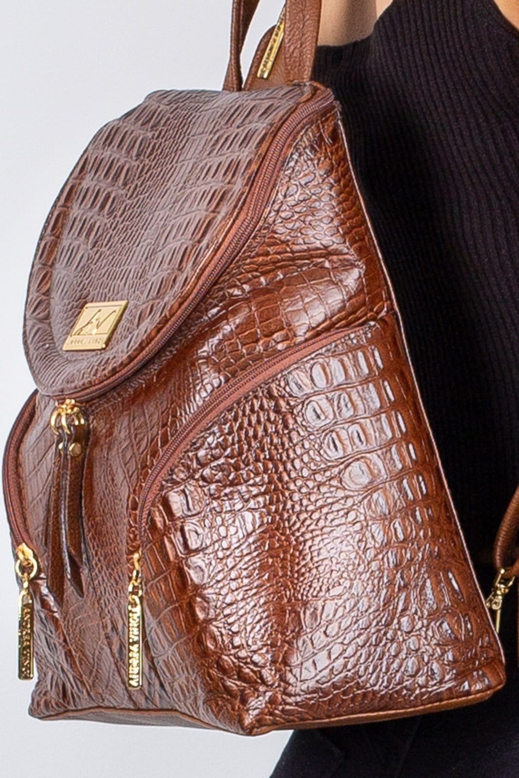 Vista 2 Mochila pequena de couro croco Cecília - Whisky Andrea Vinci café