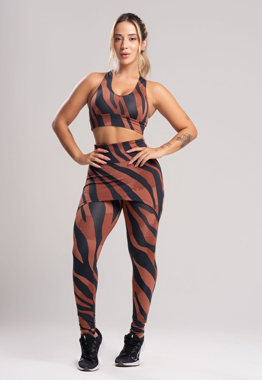 Vista 2 Calça Legging MVB Modas Saia Tapa Bumbum Suplex Lisa Safari Mvb Modas estampado/marrom/multicolorido/preto