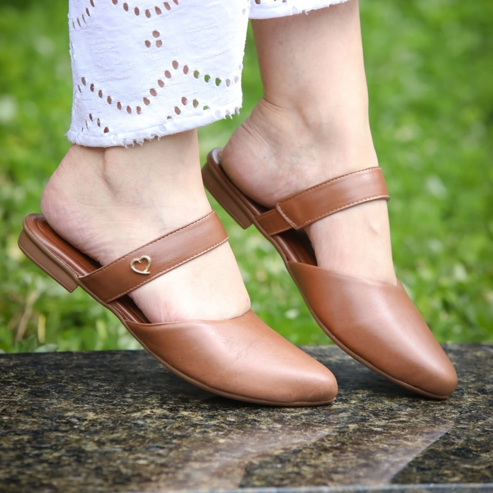 Vista 2 Mule em Couro Amo Calçados Vivian Amêndoa Amo Calçados marrom