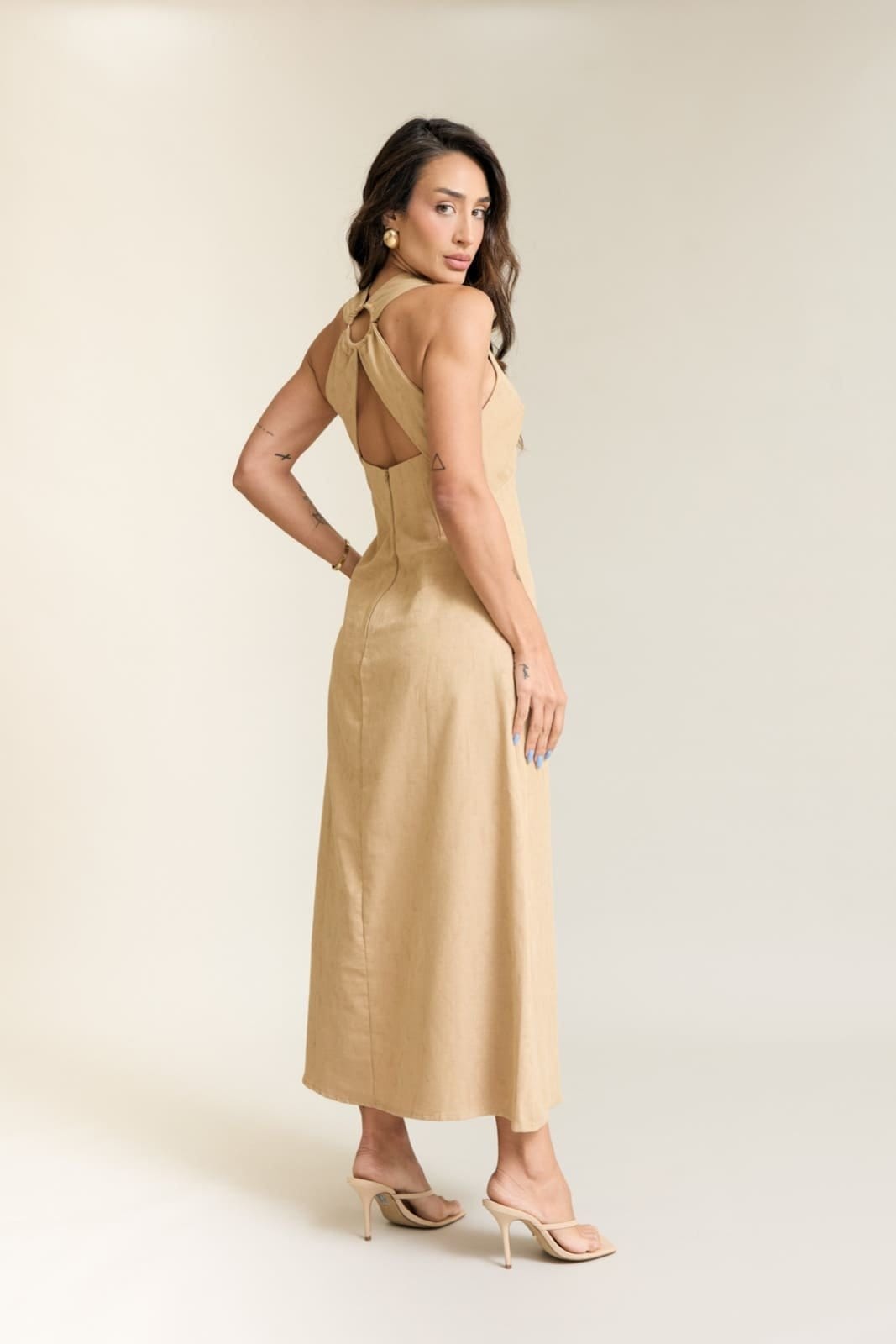 Vista 2 Vestido Midi Feminino com Decote em V Detalhe nas Costas Lemier Collection LEMIER bege