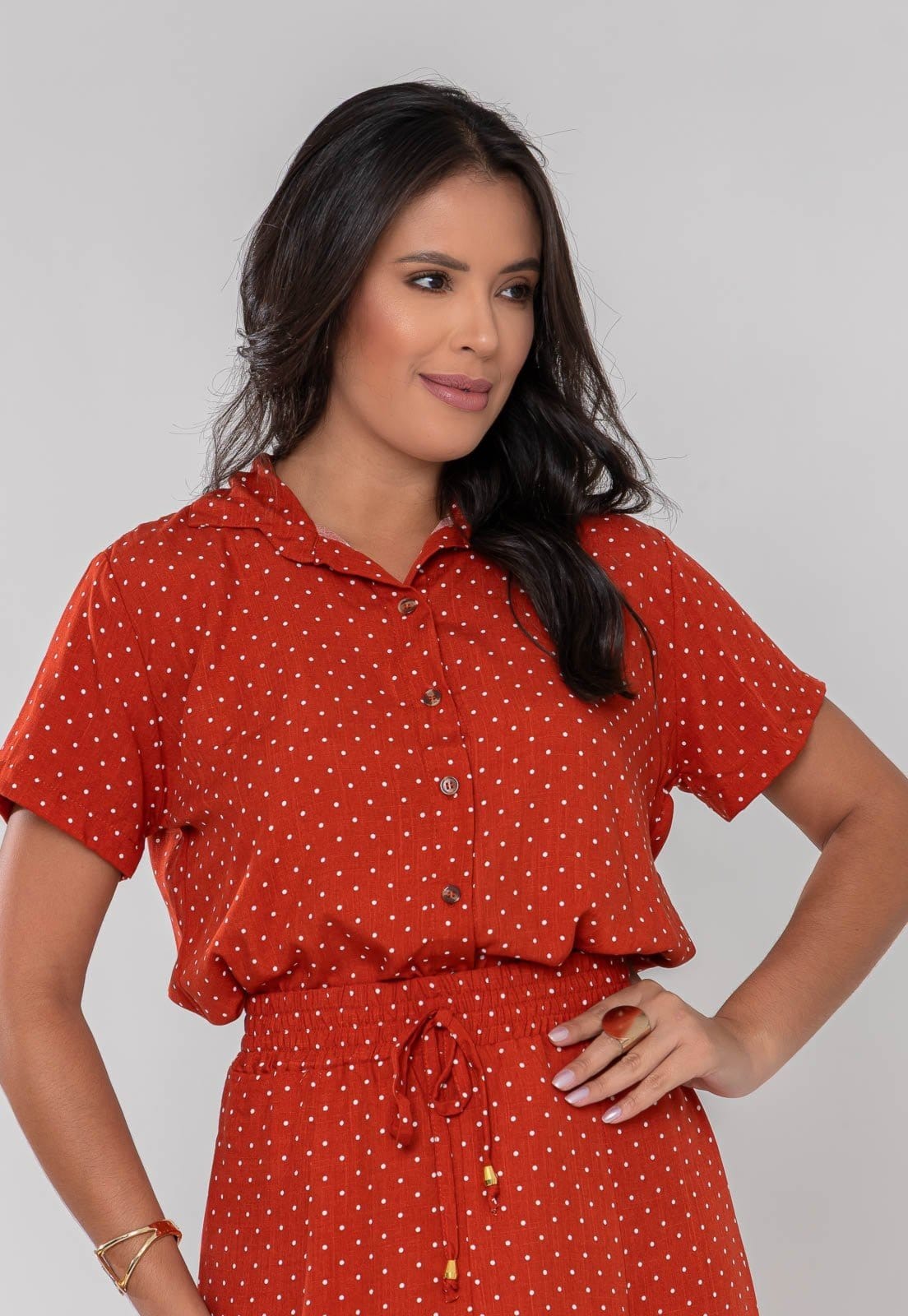 Vista 2 Camisa Aura Dani Viscolinho Poá Terracota Aura laranja