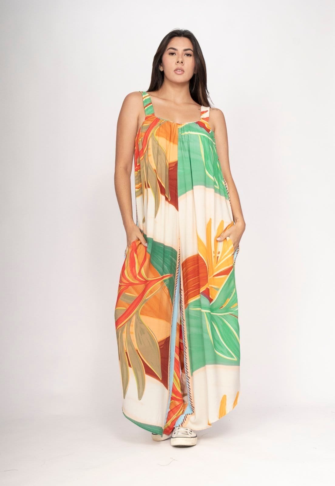 Vista 2 Macacão CabanaFree Saruel Guri Viscose Alça com Elástico Estampa Jardim do Sol Cabanafree estampado