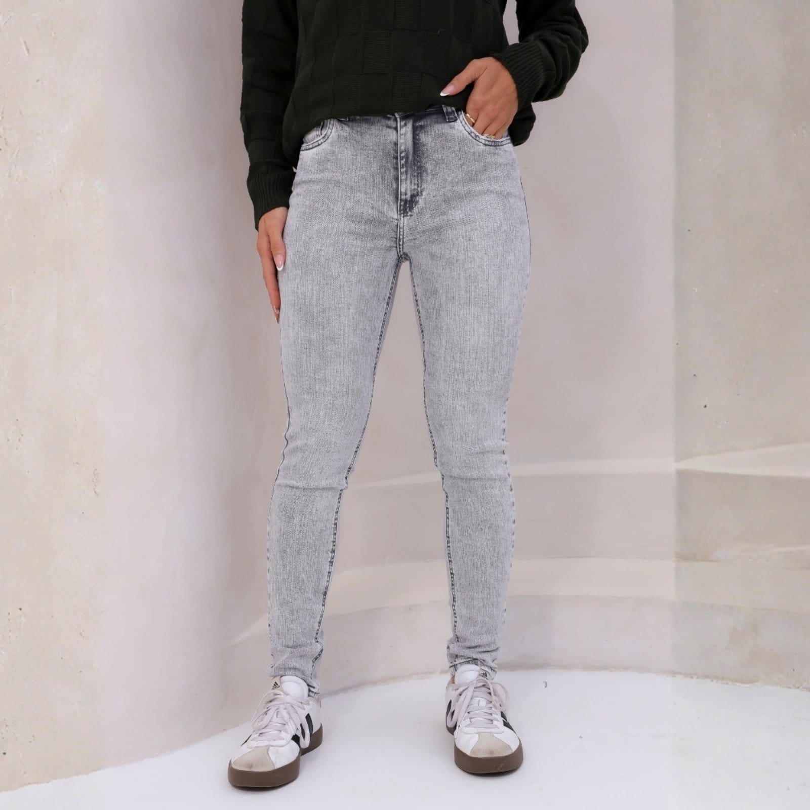 Vista principal Calça Jeans Skinny Barra Normal Feminina Revanche Salária Revanche unico