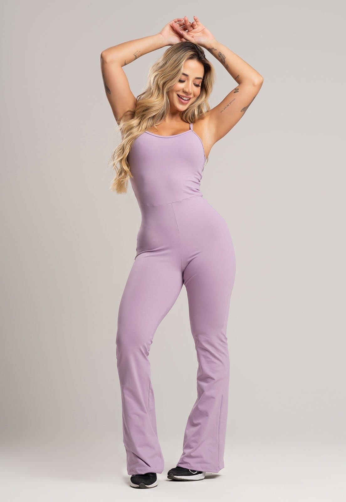 Vista 2 Macacão Flare MVB Modas Fitness Academia Alcinha de Regulagem Poliamida Lavanda Mvb Modas lilás lavanda