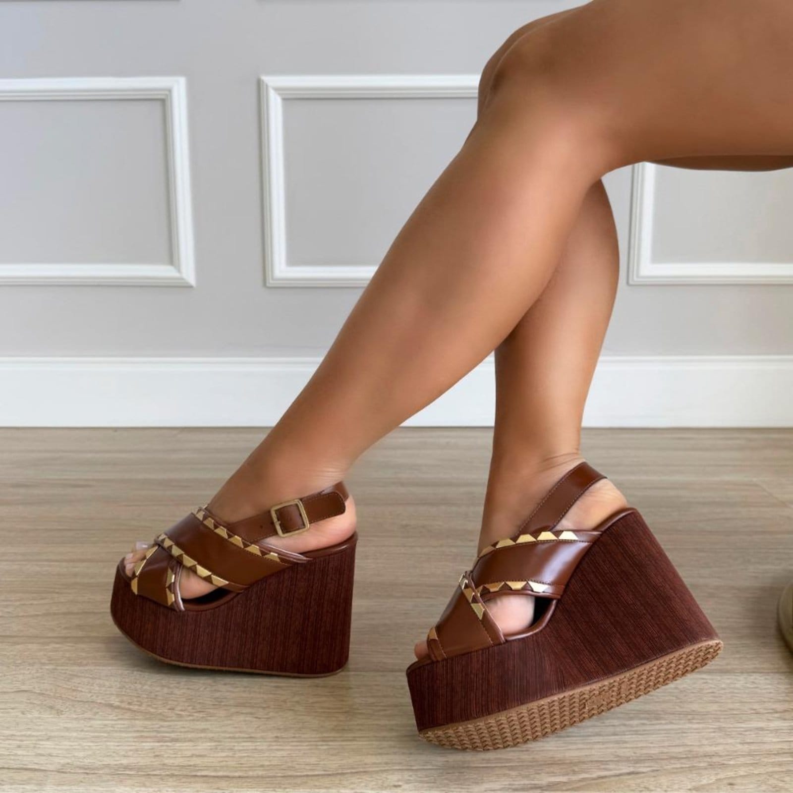 Vista 2 Sandália Meia Pata Tiras com Metais Duda Damannu Shoes caramelo