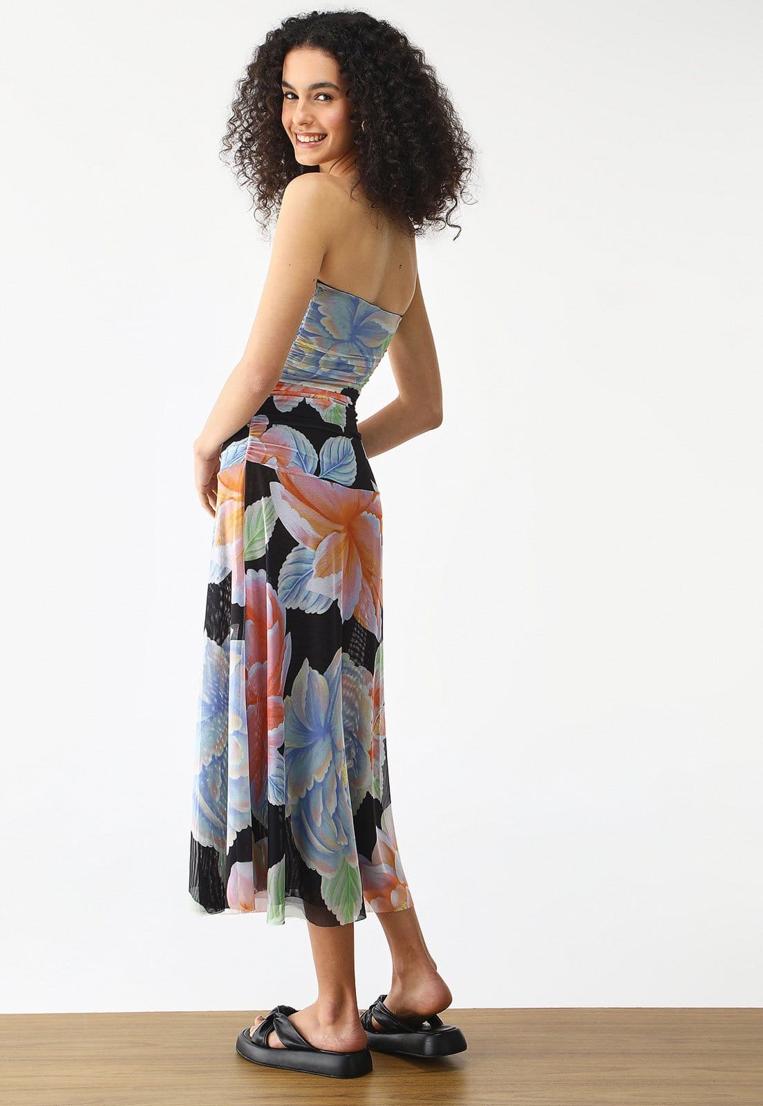 Vista 2 Vestido Tule FARM Midi Floral Sofia FARM preto