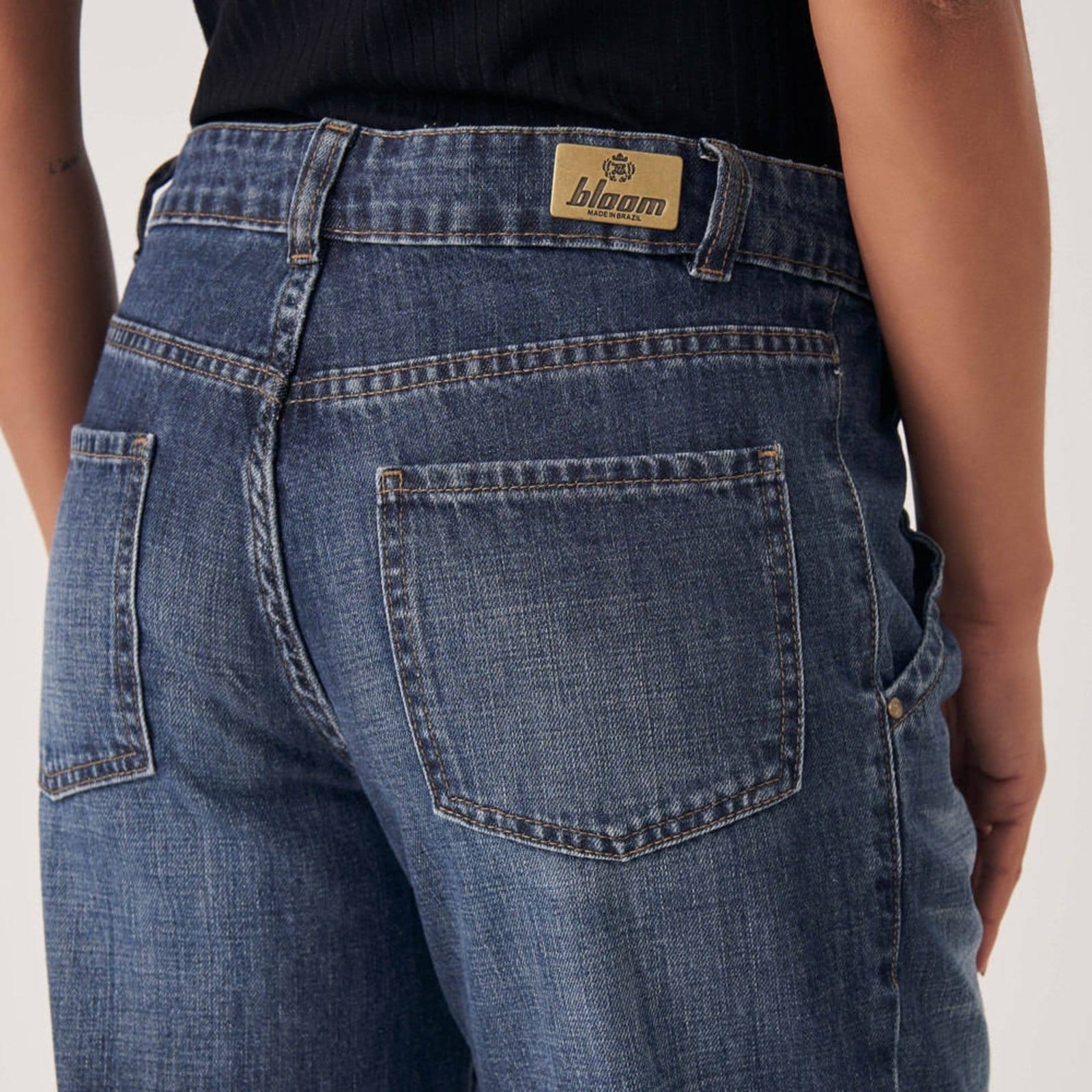 Vista 2 Calça Jeans Color Mom Cintura Alta e Pregas Azul Escuro Bloom azul marinho