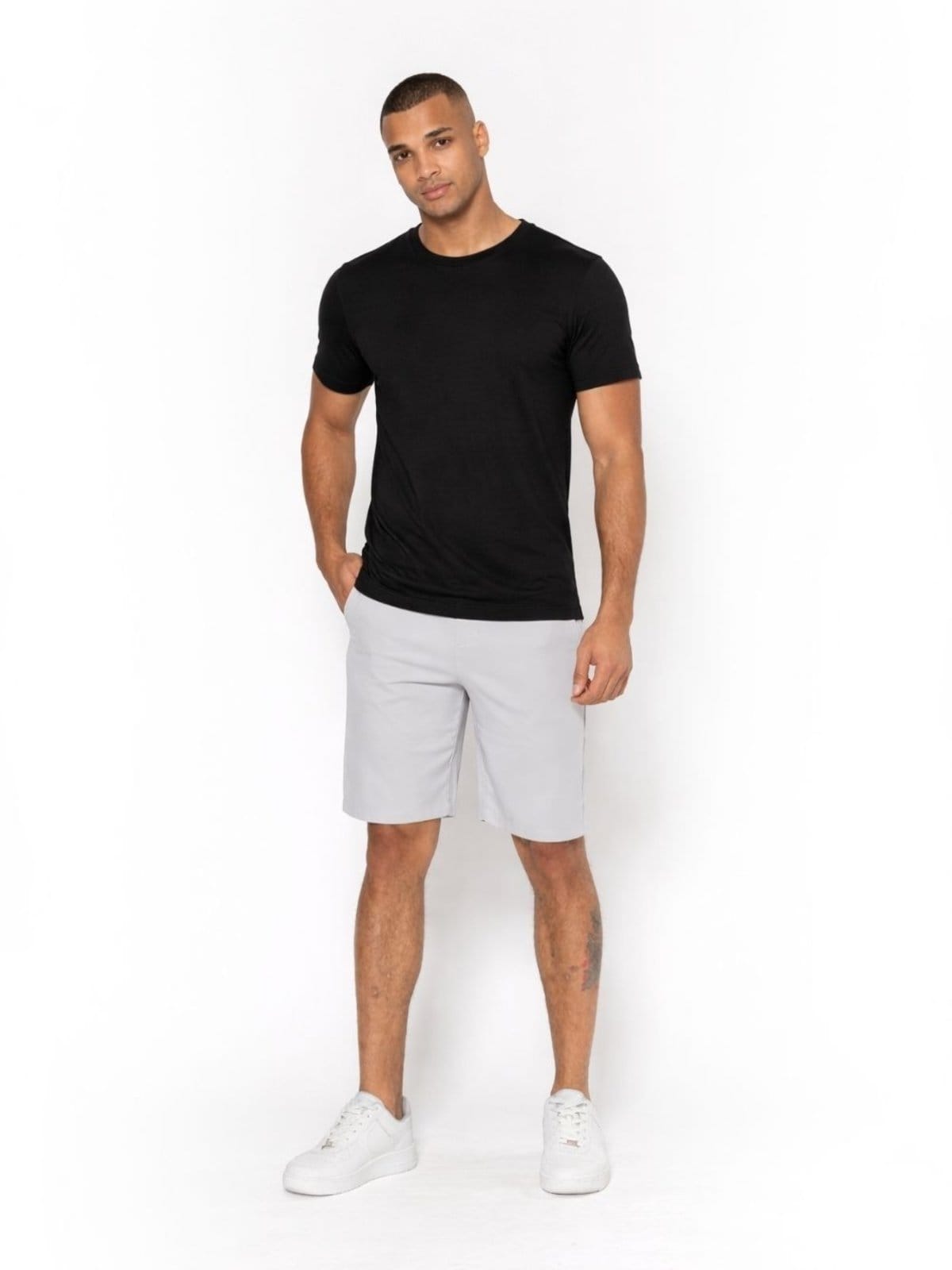 Vista 2 Kit 2 Peças Camiseta Preta Premium e Bermuda Cinza Tactel com Elastano Crocker preto