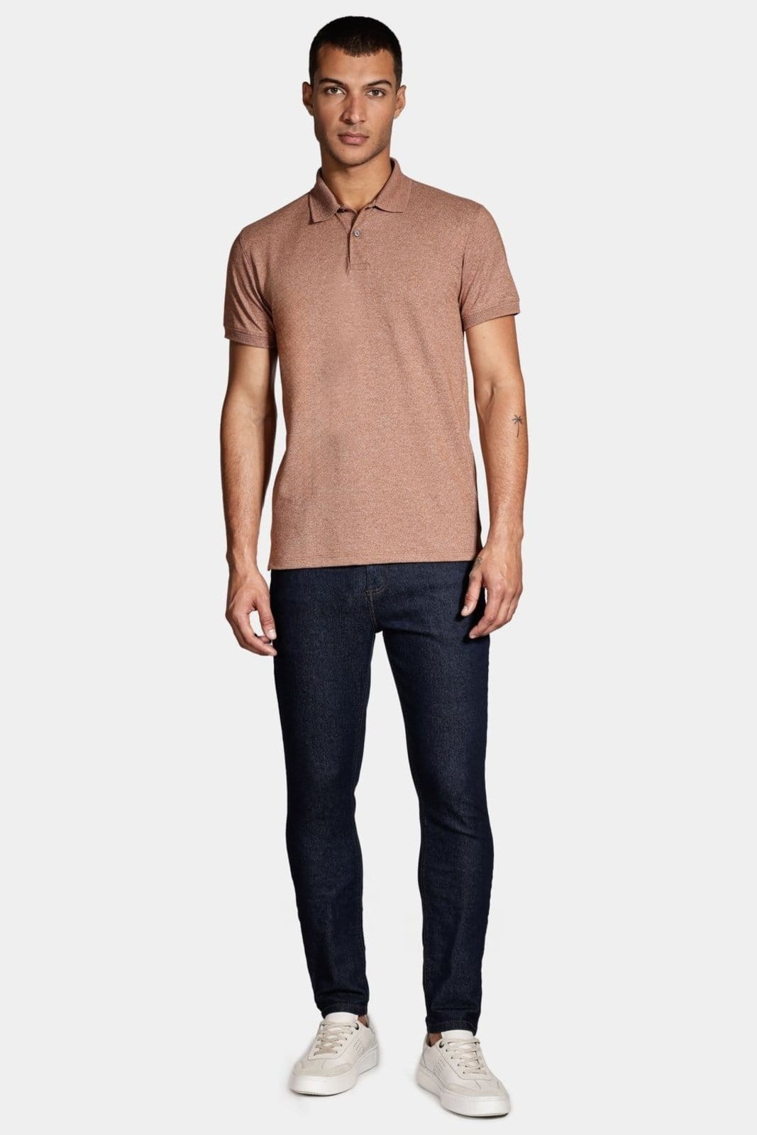 Vista 2 Polo Aramis Piquet Gola Jacquard Aramis caramelo